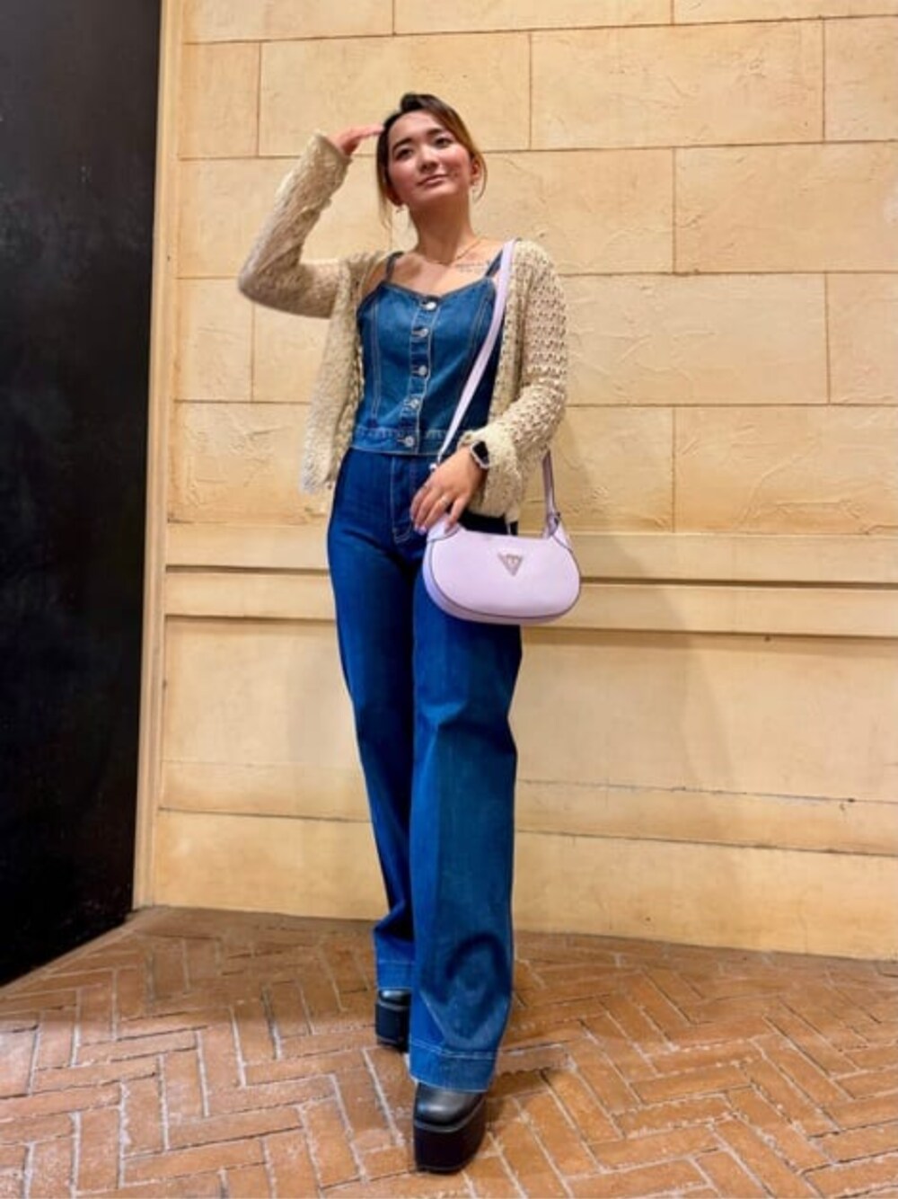 「guess、春コーデ、綺麗目カジュアル、デニムコーデ」｜「GuessのAVIS Convertible Xbody Top Zip ショルダーバッグ レディース（ショルダーバッグ、パープル系）」を使った、GUESS JAPANさん（レディース・152cm）の春コーディネートの1枚目の写真