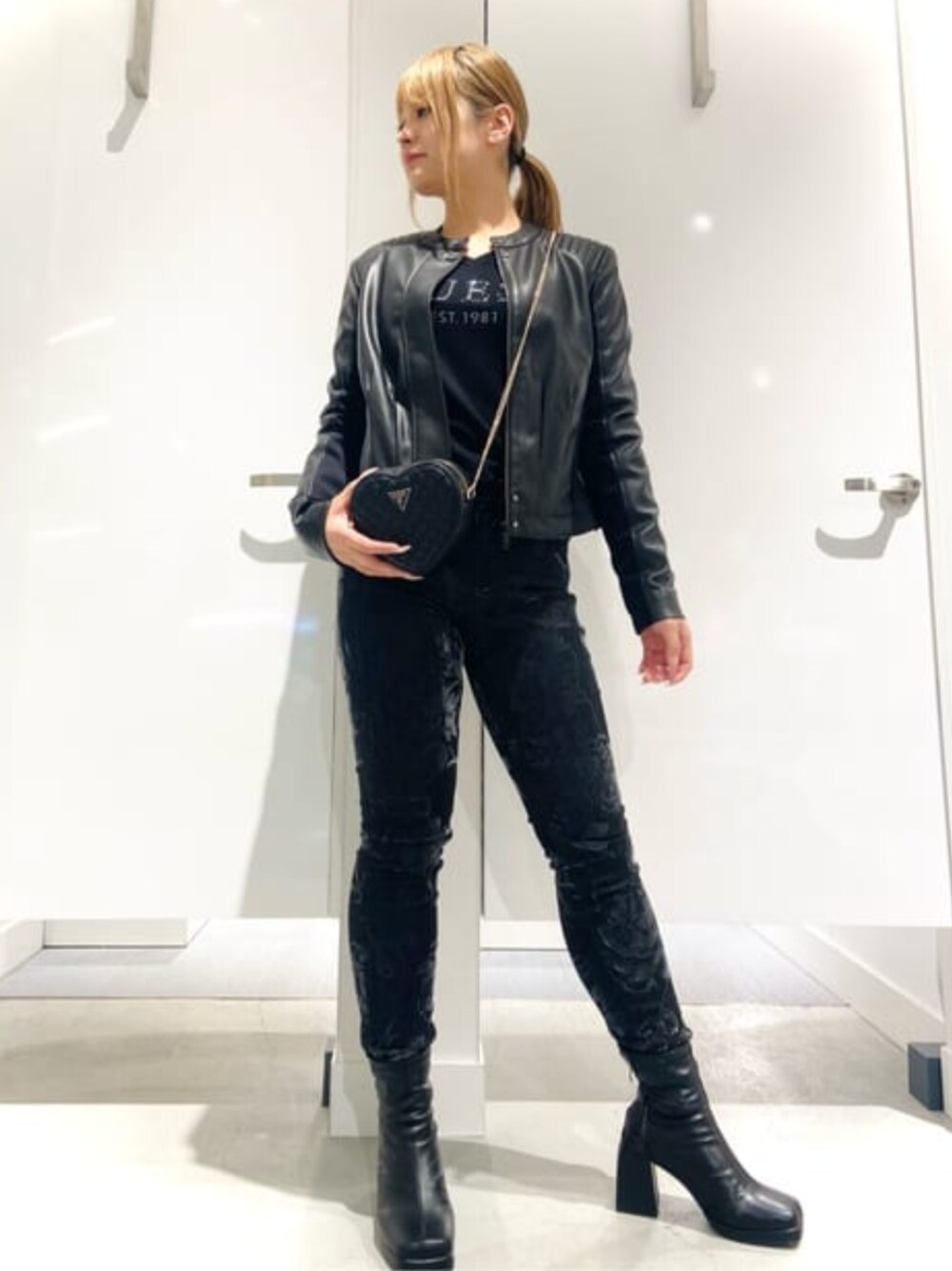 「guess、ブラックコーデ、春コーデ」｜「Guessの1981 Metallic Floral Skinny Jeans（デニムパンツ、ブラック系）」を使った、GUESS JAPANさん（レディース・158cm）の春コーディネートの1枚目の写真