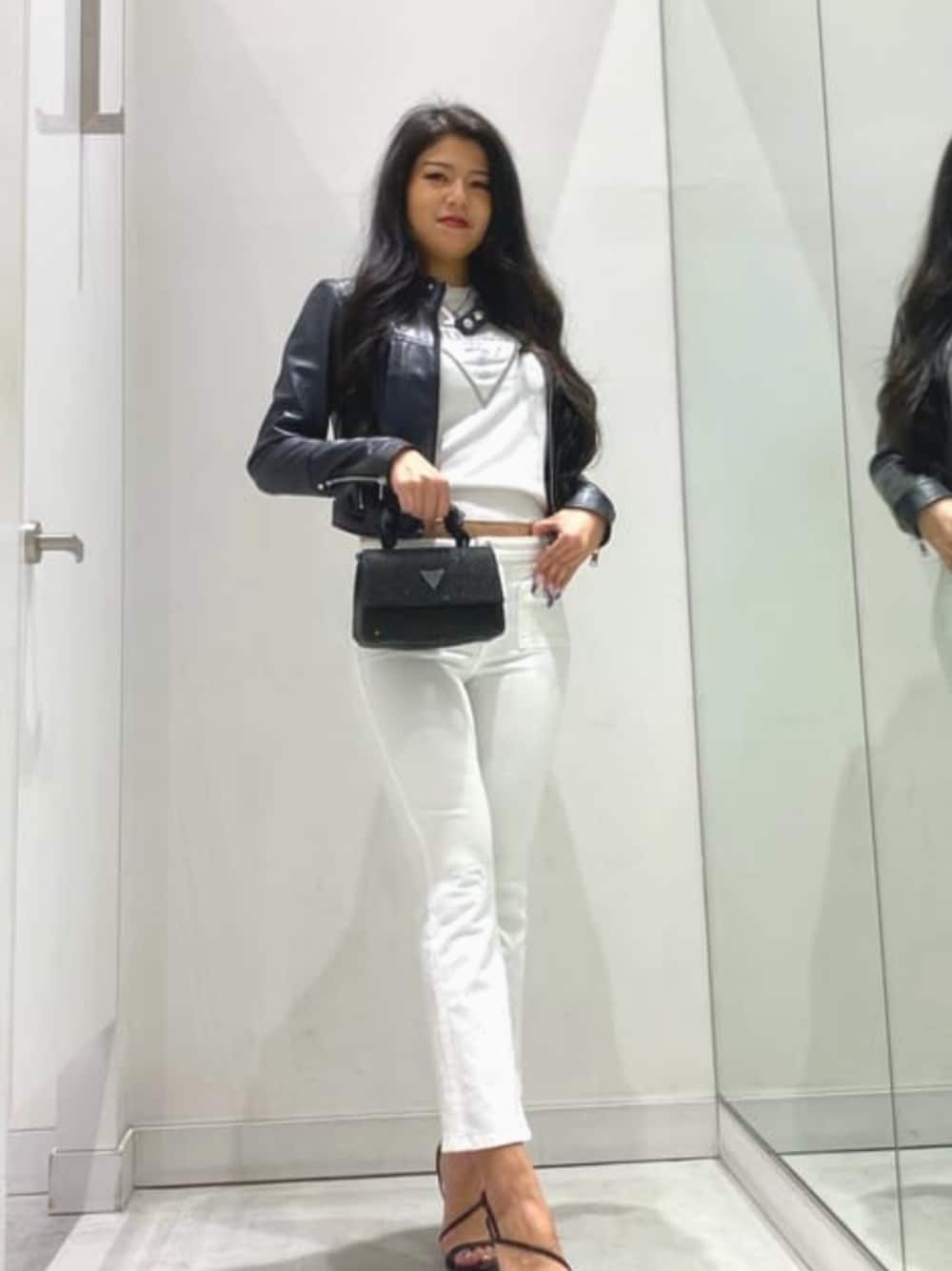 「GUESS 、綺麗目コーデ、春コーデ」｜「GuessのLUA Top Handle Flap（ハンドバッグ、ブラック系）」を使った、GUESS JAPANさん（レディース・163cm）の春コーディネートの1枚目の写真