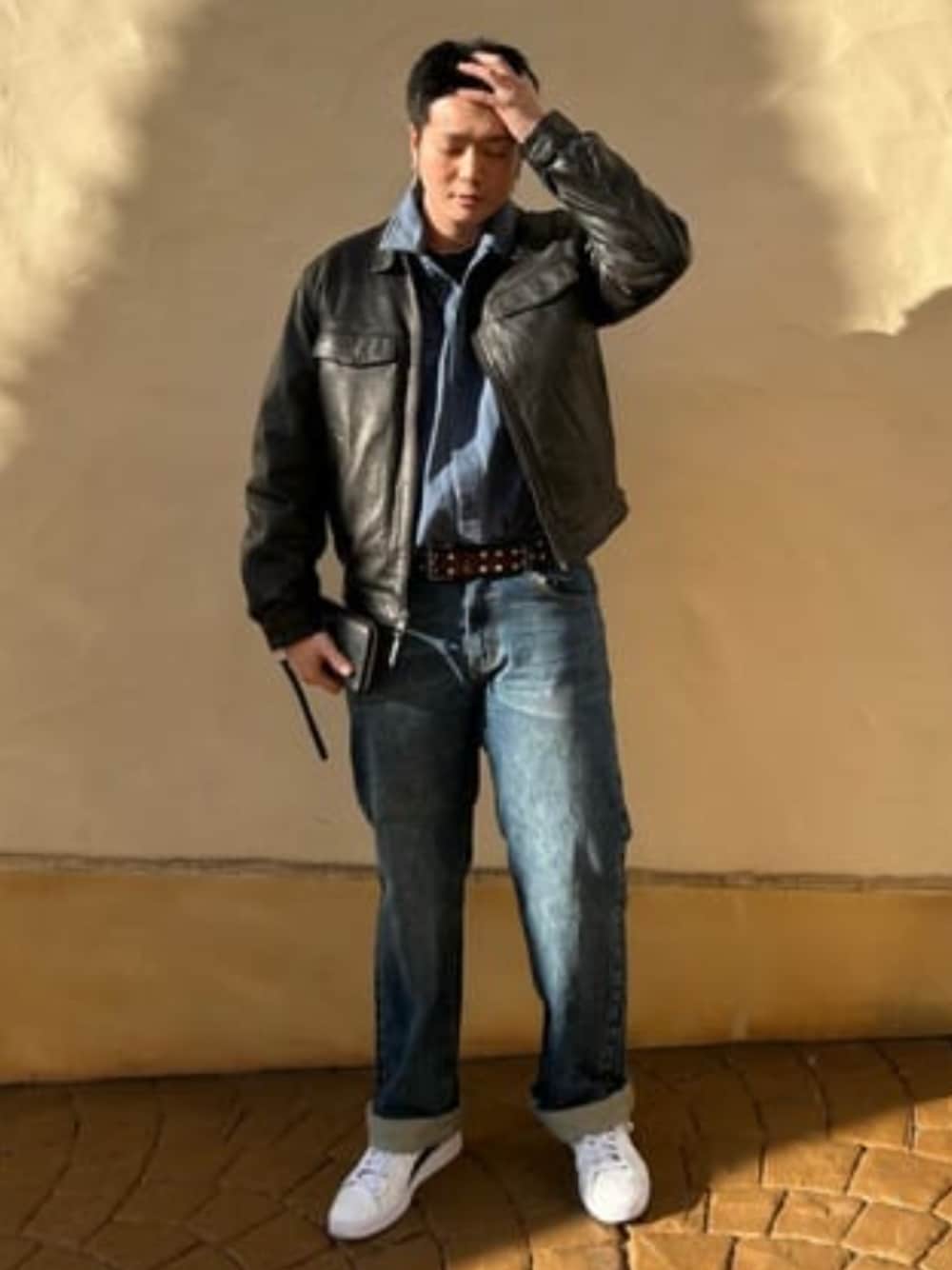 「guess、GUESS、90'sスタイル、90’s、90'Sコーデ」｜「GuessのGUESS Originals Kit Relaxed Jeans（デニムパンツ、ブルー系）」を使った、GUESS JAPANさん（メンズ・178cm）の冬コーディネートの1枚目の写真