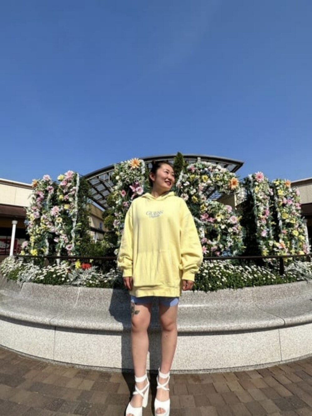 「GUESS Originals、イエロー、ユニコーンカラー、コーディネート、ミニバッグ、カジュアル、guess」｜「GuessのNOELLE Crossbody Camera（ショルダーバッグ、その他）」を使った、GUESS JAPANさん（レディース・162cm）の春コーディネートの1枚目の写真