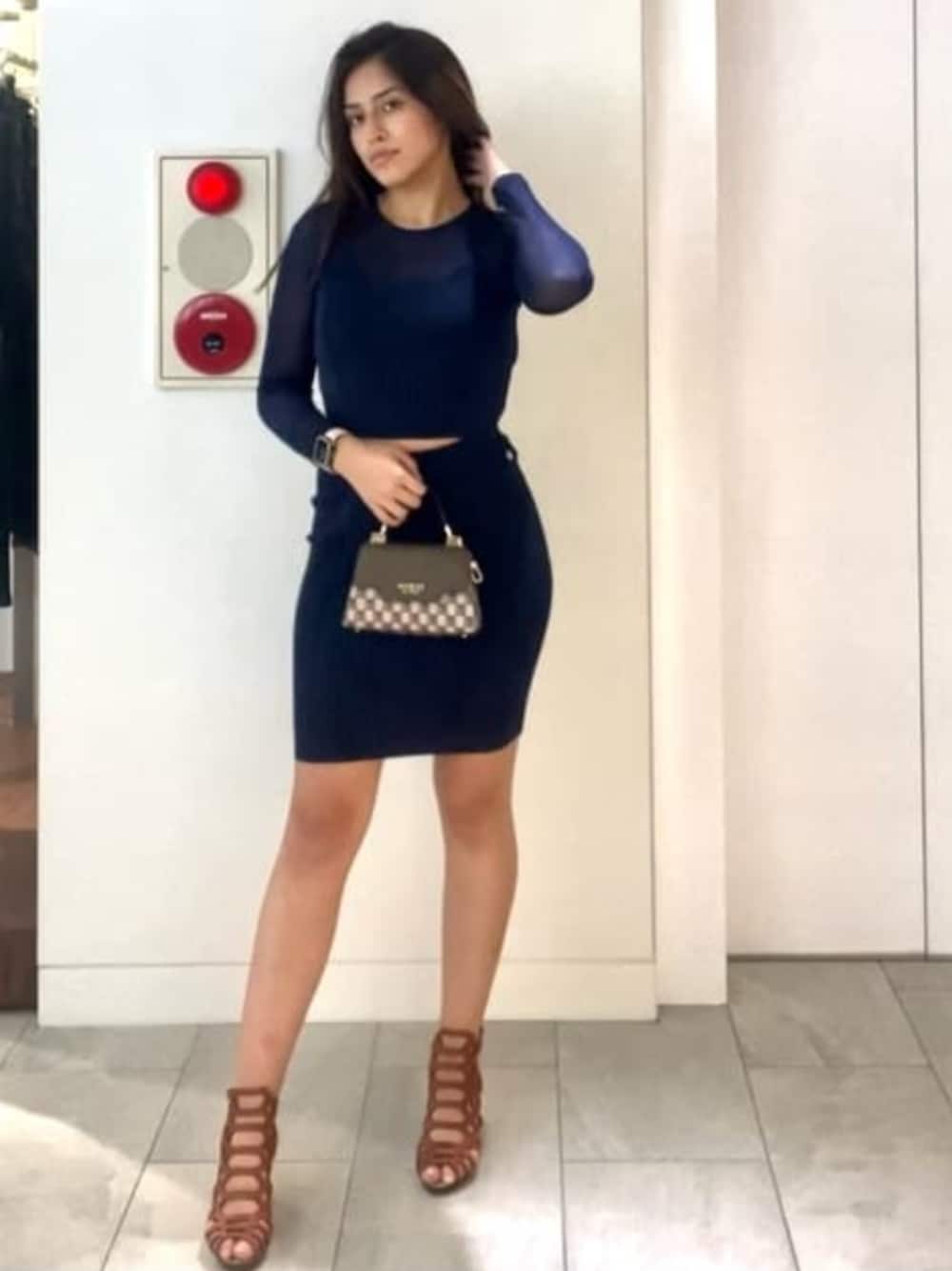 「guess、セットアップスタイル、春コーデ、ハンドバッグ」｜「GuessのLS Kariselle Sweater（その他トップス、ブルー系）」を使った、GUESS JAPANさん（レディース・161cm）の春コーディネートの1枚目の写真