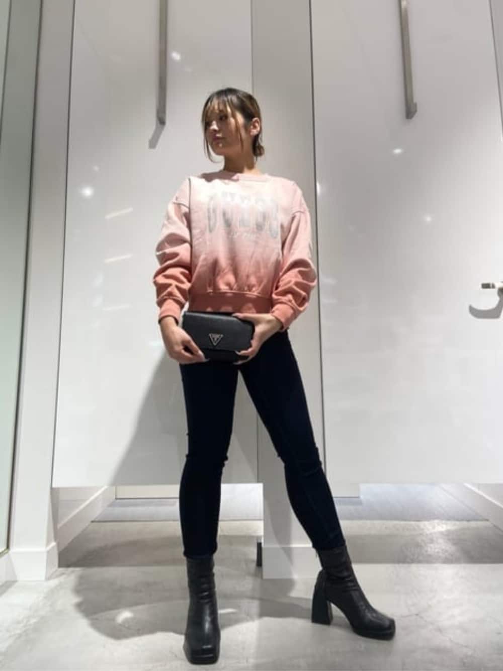 「guess、GUESS、カジュアル、カジュアルコーデ、ロゴスウェット、スキニーデニム、スキニー」｜「GuessのNOELLE Crossbody Flap Organizer（ショルダーバッグ、ブラック系）」を使った、GUESS JAPANさん（レディース・158cm）の冬コーディネートの1枚目の写真