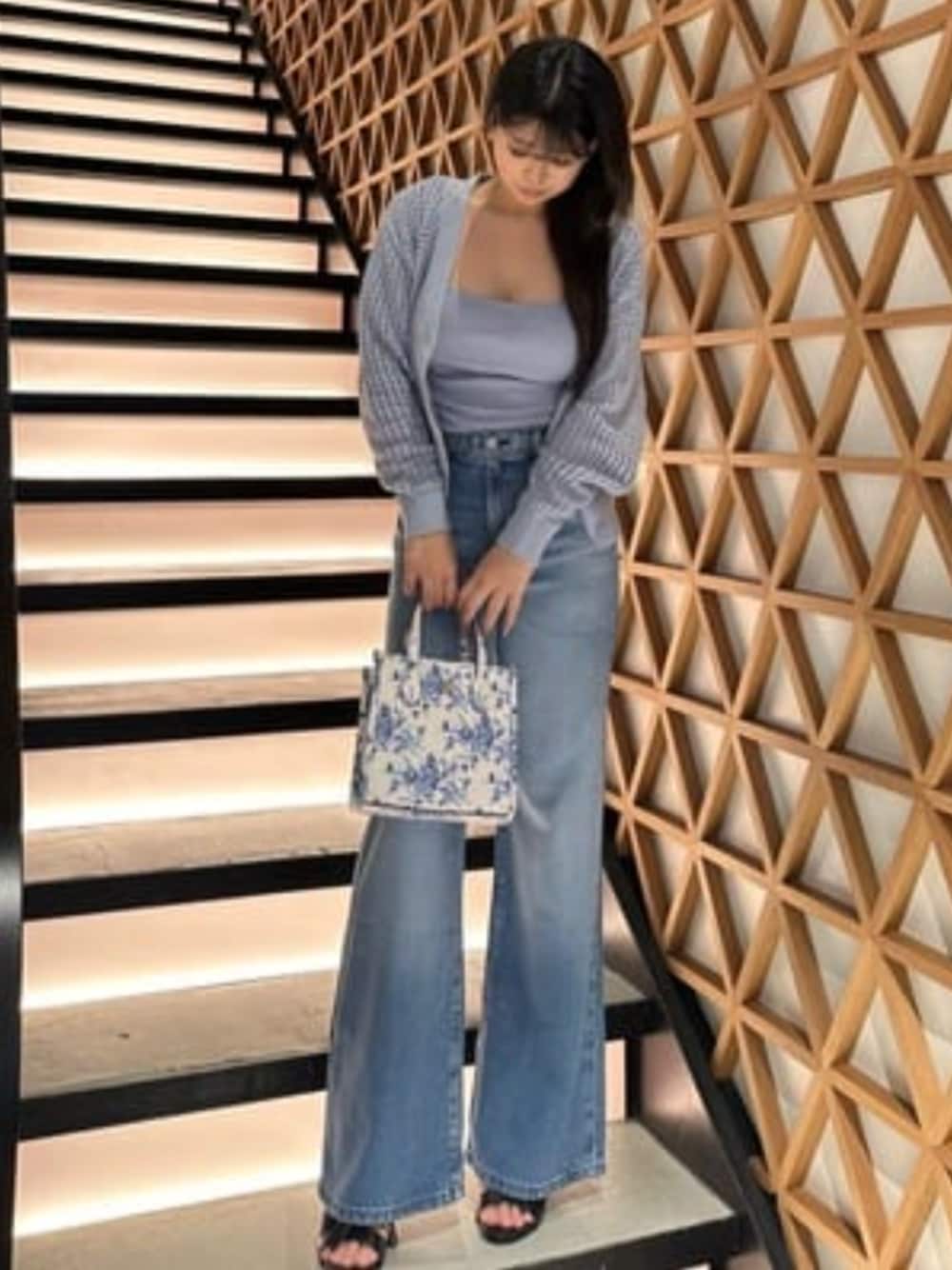 ブルー系のカーディガン/ボレロ、ブルー系のキャミソール、ブルー系のデニムパンツを着用したレディースの春コーディネートの1枚目の写真