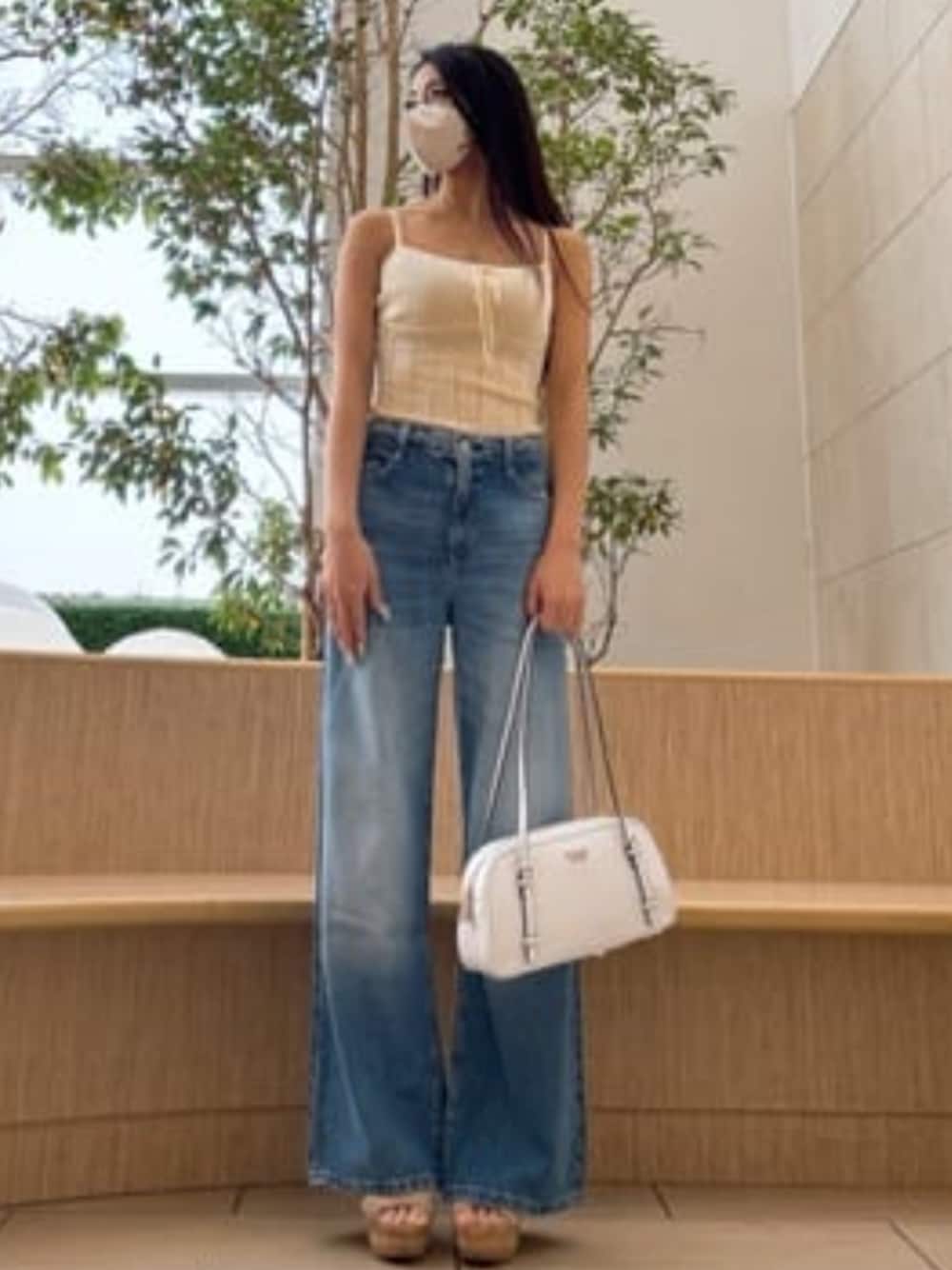 「guess、GUESS、春コーデ、春、春夏コーデ、春色、春色コーデ、イエロー、デニム、デニムパンツ、デニムコーデ、カジュアル、カジュアルコーデ、ワイドデニム」｜「GuessのWIDE Leg Braided デニムパンツ ワイド（デニムパンツ、ブルー系）」を使った、GUESS JAPANさん（レディース・157cm）の春コーディネートの1枚目の写真