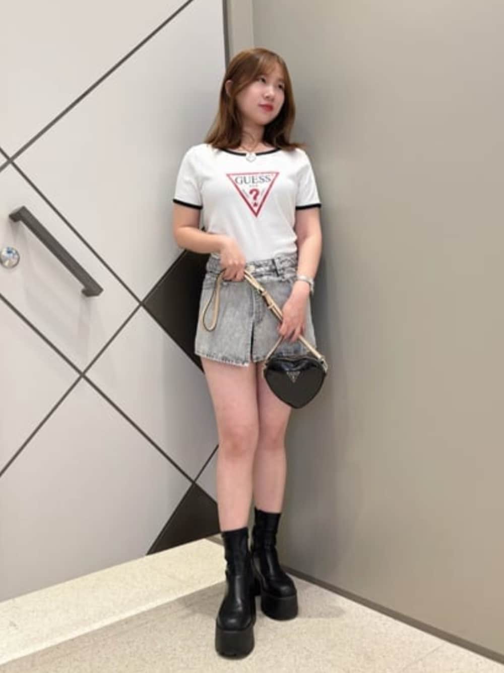 「guess、GUESS、ガーリーカジュアル、ロゴT、ロゴTシャツ、ハートバッグ、ハート、モノトーン、モノトーンコーデ、ショート丈トップス、キュロット、夏コーデ、夏」｜「GuessのARNELA Mini Heart Bag ショルダーバッグ（ショルダーバッグ、ブラック系）」を使った、GUESS JAPANさん（レディース・152cm）の夏コーディネートの1枚目の写真