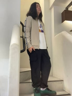 「Guess（ゲス）のアイテム（カーゴパンツ）」を使った、GUESS JAPANさん（メンズ・178cm）の秋コーディネート