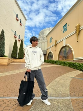 「Guess（ゲス）のアイテム（トートバッグ）」を使った、GUESS JAPANさん（メンズ・174cm）の秋コーディネート