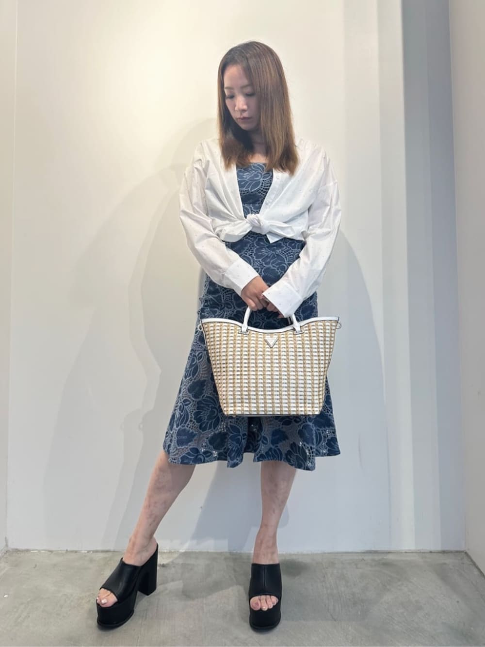 ホワイト系のシャツ/ブラウス、ブルー系のワンピース、ホワイト系のショルダーバッグを着用したレディースの夏コーディネートの1枚目の写真