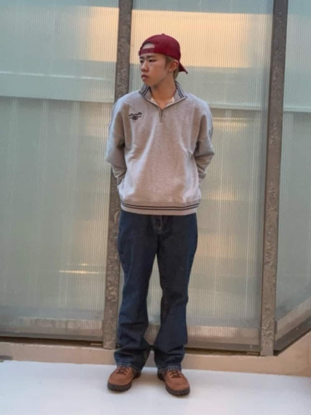 グレー系のスウェット、ブルー系のデニムパンツを着用したメンズの冬コーディネートの1枚目の写真