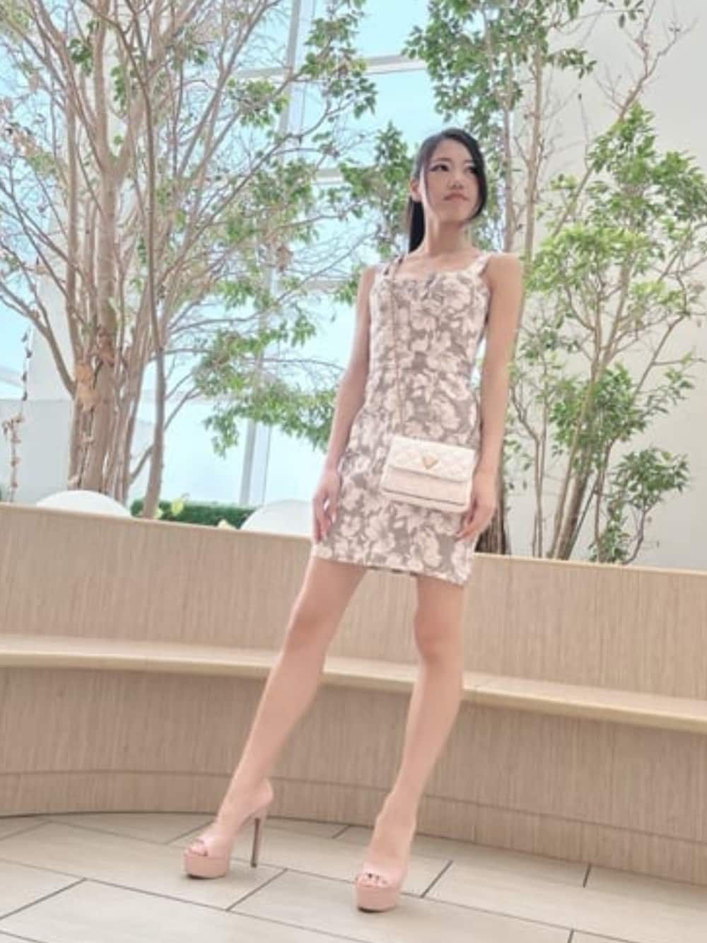 「guess、ワンピース、デニムワンピース」｜「GuessのGIULLY Mini 2 Compartment Convertible Flap クロスボディバッグ レディース（ショルダーバッグ、ホワイト系）」を使った、GUESS JAPANさん（レディース・157cm）の春コーディネートの1枚目の写真