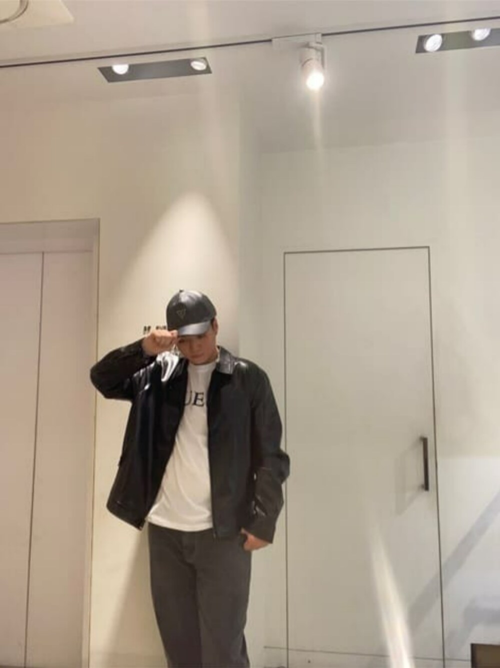 「大人カジュアルコーデ、レザージャケット、差し色、guess」｜「GuessのVEZZOLA Baseball Cap（キャップ、グレー系）」を使った、GUESS JAPANさん（メンズ・178cm）の秋コーディネートの1枚目の写真