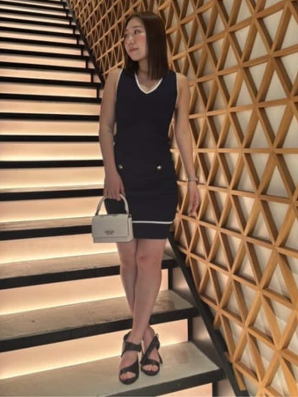 「guess、GUESS、MARCIANO、大人きれいめ、キレイめ、ワンピース、ワンピーススタイル、スタイルアップ、シンプルコーデ、お出かけコーデ、夏コーデ、夏」｜「GuessのFEDANA Mini Top Handle Flap ショルダーバッグ（ショルダーバッグ、ホワイト系）」を使った、GUESS JAPANさん（レディース・155cm）の春コーディネートの1枚目の写真