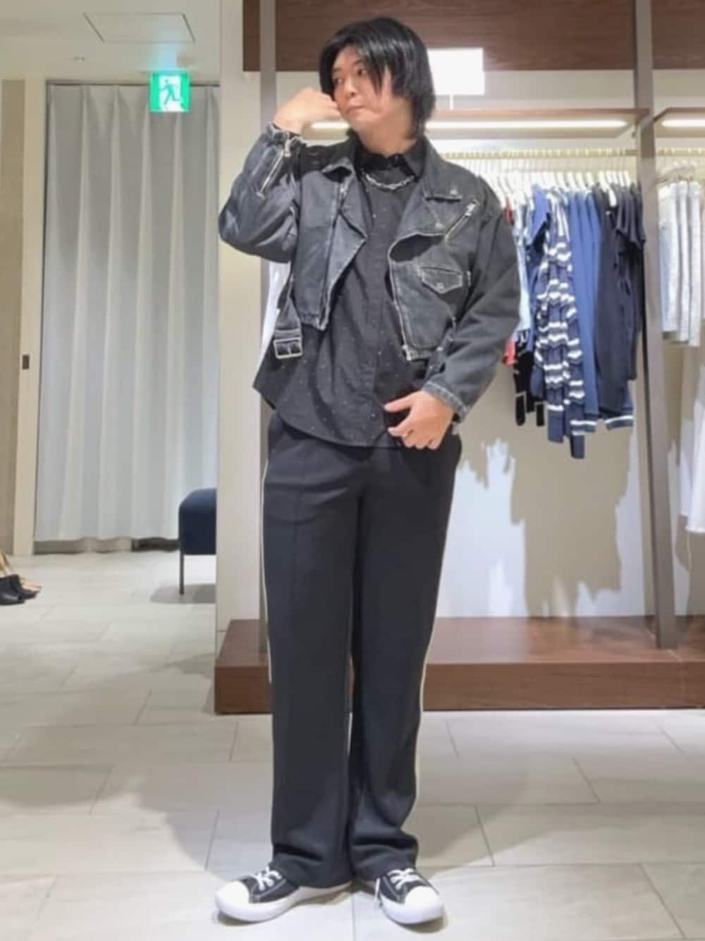 「GUESS、guess、メンズファッション、大人カジュアル、モノトーン、スポーツミックス、お出かけコーデ、ブラックコーデ、シャツスタイル、シャツ、スウェットパンツ、ラインパンツ」｜「GuessのCASTORE Pant スウェットパンツ（スウェットパンツ、ブラック系）」を使った、GUESS JAPANさん（メンズ・178cm）の夏コーディネートの1枚目の写真