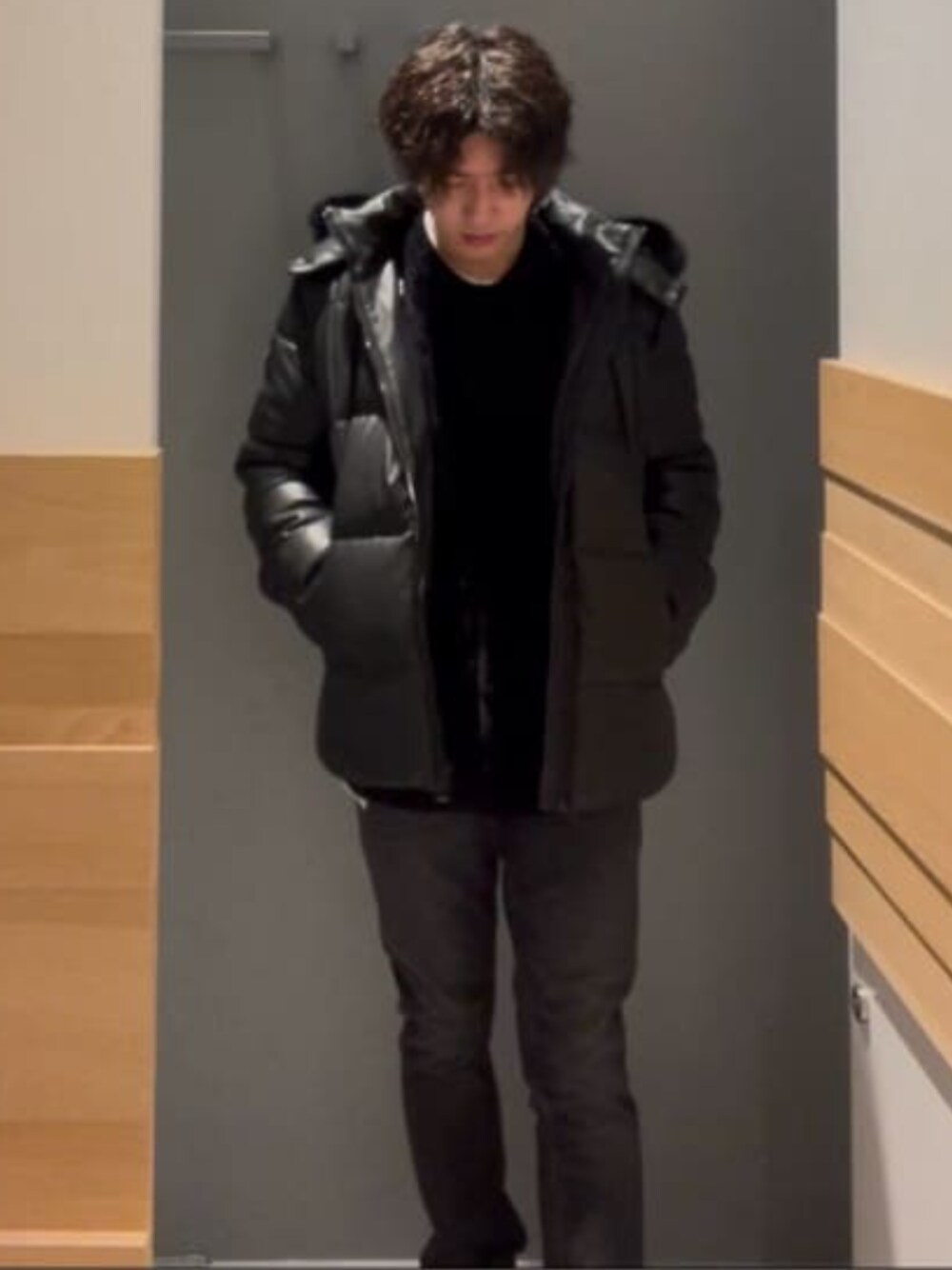 「guess、GUESS、アウター、アウターコーデ、冬コーデ、冬、冬アウター、ブラック、ブラックコーデ」｜「GuessのEco Miami Skinny Denim Jeans（デニムパンツ、グレー系）」を使った、GUESS JAPANさん（メンズ・168cm）の冬コーディネートの1枚目の写真