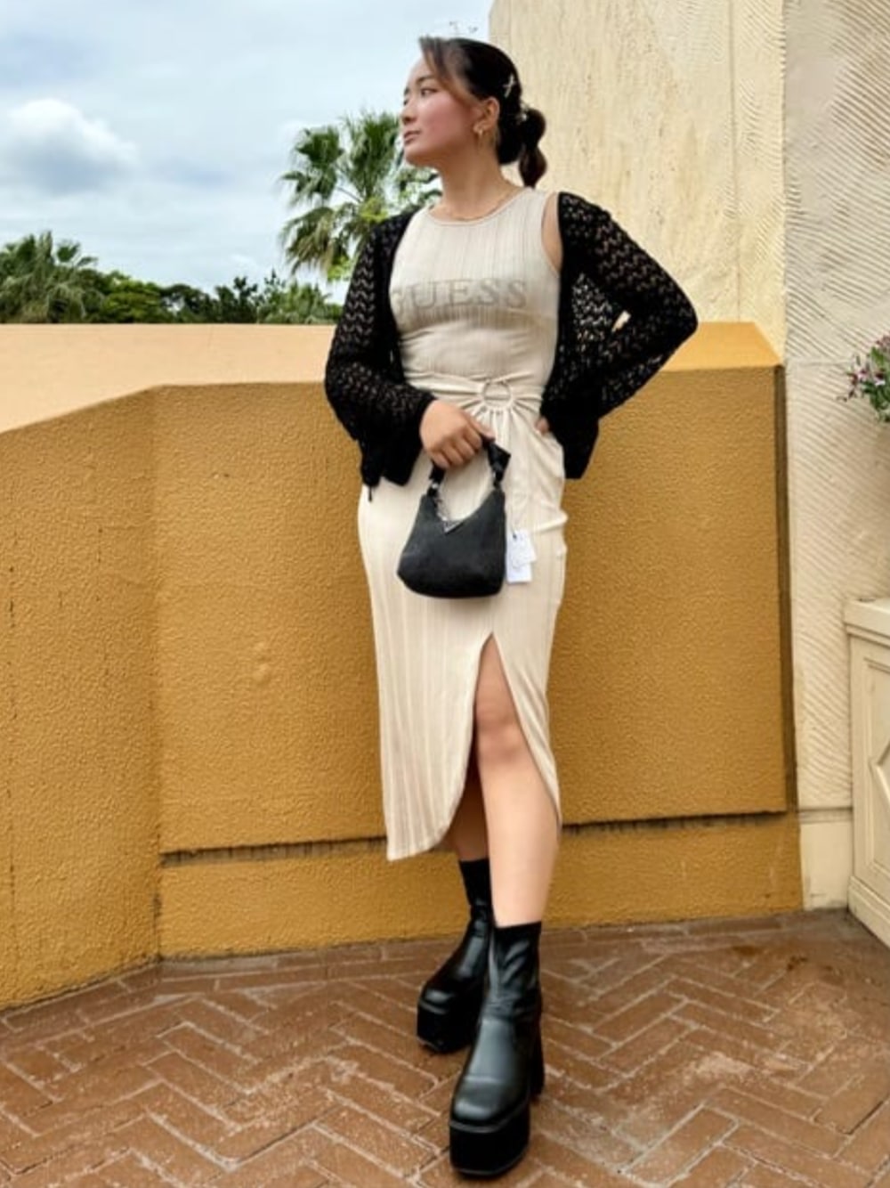 「guess、セットアップ、春コーデ、夏コーデ」｜「GuessのLUA Mini Hobo（ハンドバッグ、ブラック系）」を使った、GUESS JAPANさん（レディース・152cm）の春コーディネートの1枚目の写真