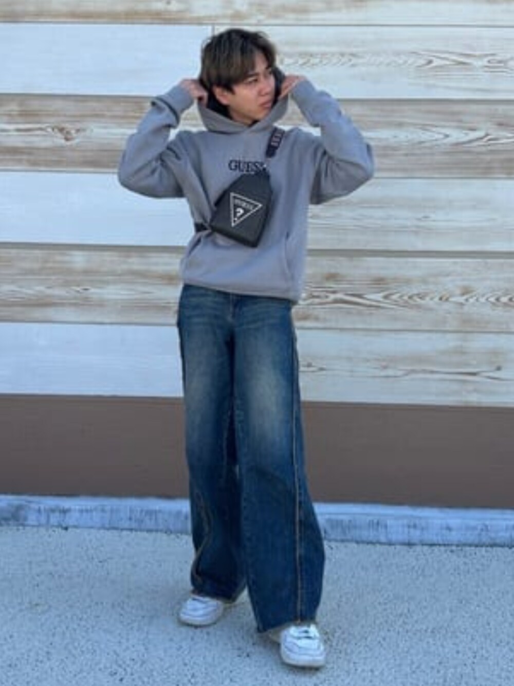 「guess、GUESS、GUESS Originals、ロゴパーカー、カジュアル、カジュアルコーデ、ストリート、ストリートコーデ、ストリートMIX」｜「GuessのGUESS Originals Raw Edge Wide Leg デニムパンツ ジーンズ レディース（デニムパンツ、ブルー系）」を使った、GUESS JAPANさん（メンズ・174cm）の冬コーディネートの1枚目の写真