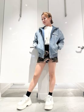 「アイテム（パーカー）」を使った、GUESS JAPANさん（レディース・161cm）の春コーディネート