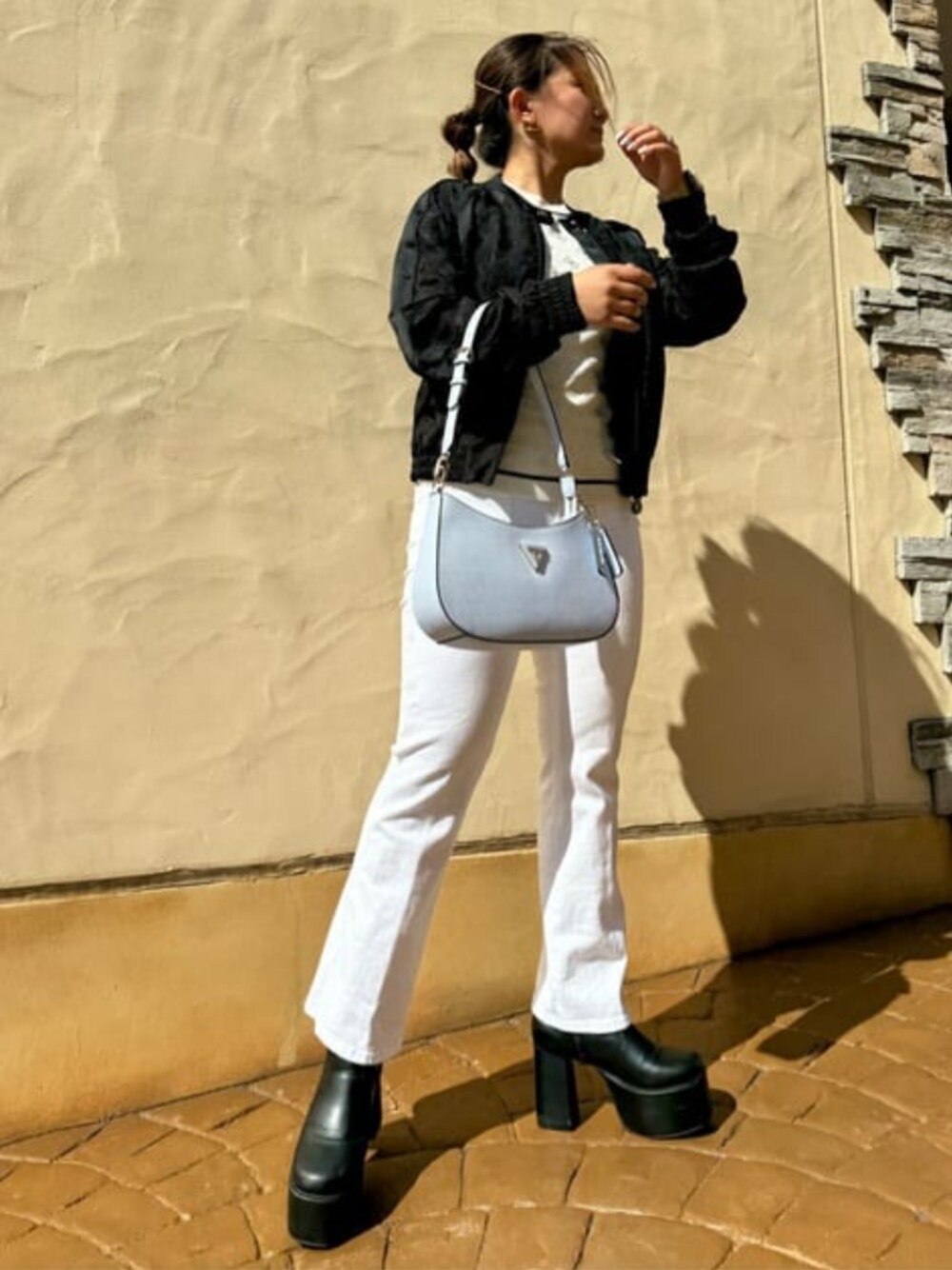 「guess、デニムパンツ、デニムコーデ」｜「GuessのNOELLE Top Zip Shoulder Bag（ショルダーバッグ、ブルー系）」を使った、GUESS JAPANさん（レディース・152cm）の春コーディネートの1枚目の写真