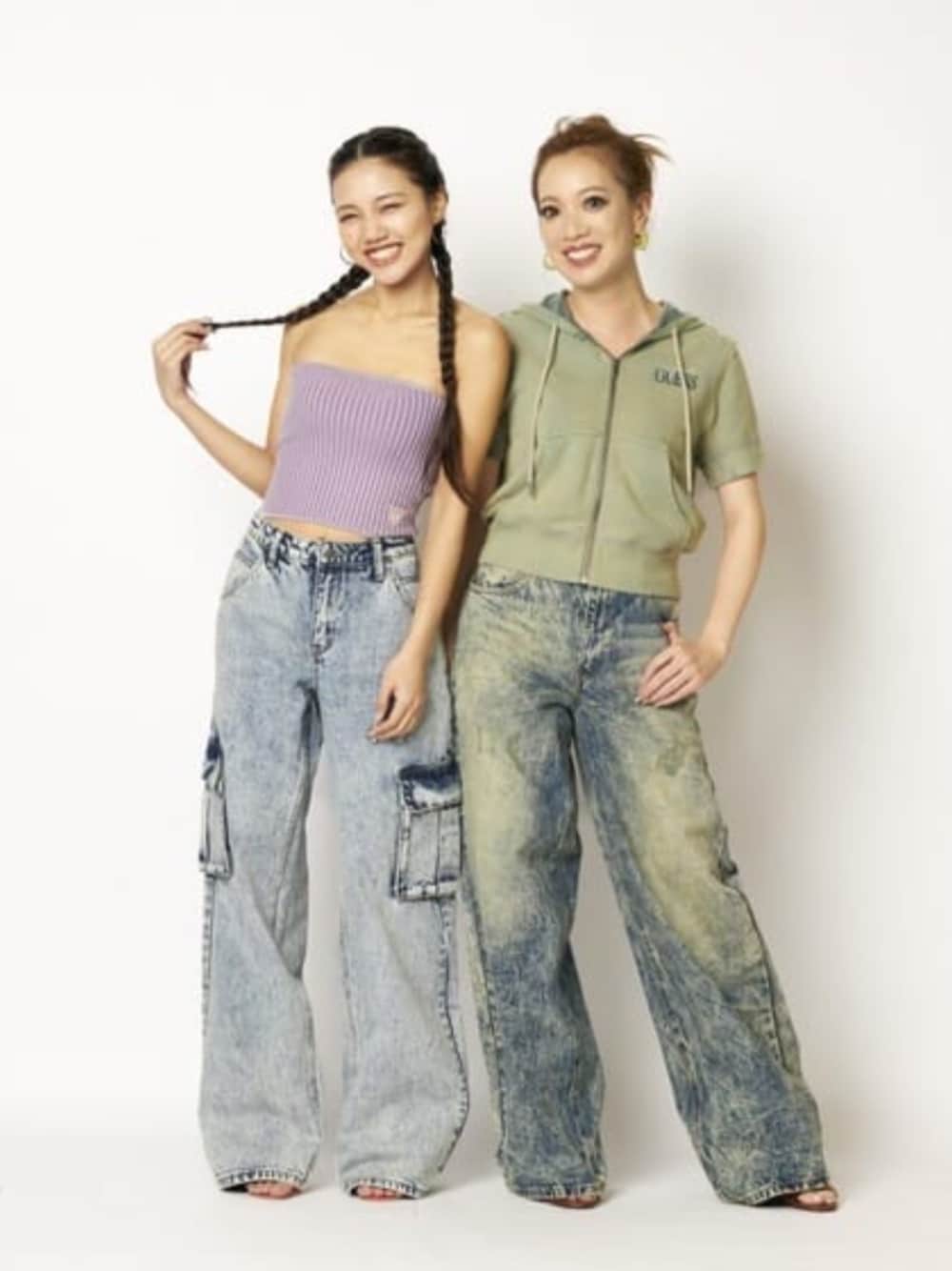 ピンク系のチューブトップ、ブルー系のデニムパンツを着用したレディースの冬コーディネートの1枚目の写真