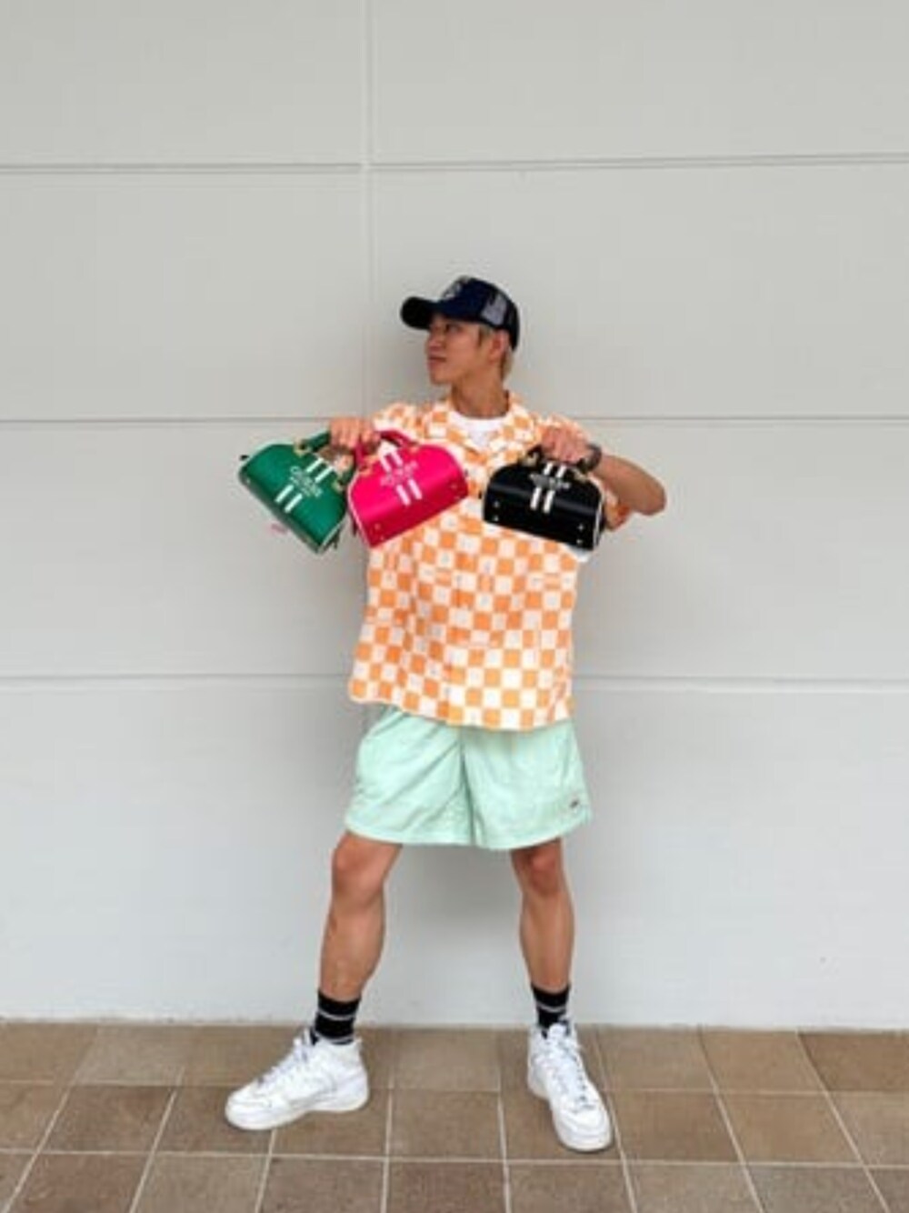 「GUESS、カジュアル、ロゴT、夏コーデ、メンズファッション、シャツ好き集まれ、レイヤードスタイル、カラーパンツ」｜「GuessのGUESS Originals x 88rising Trucker Cap（キャップ、グレー系）」を使った、GUESS JAPANさん（メンズ・174cm）の夏コーディネートの1枚目の写真