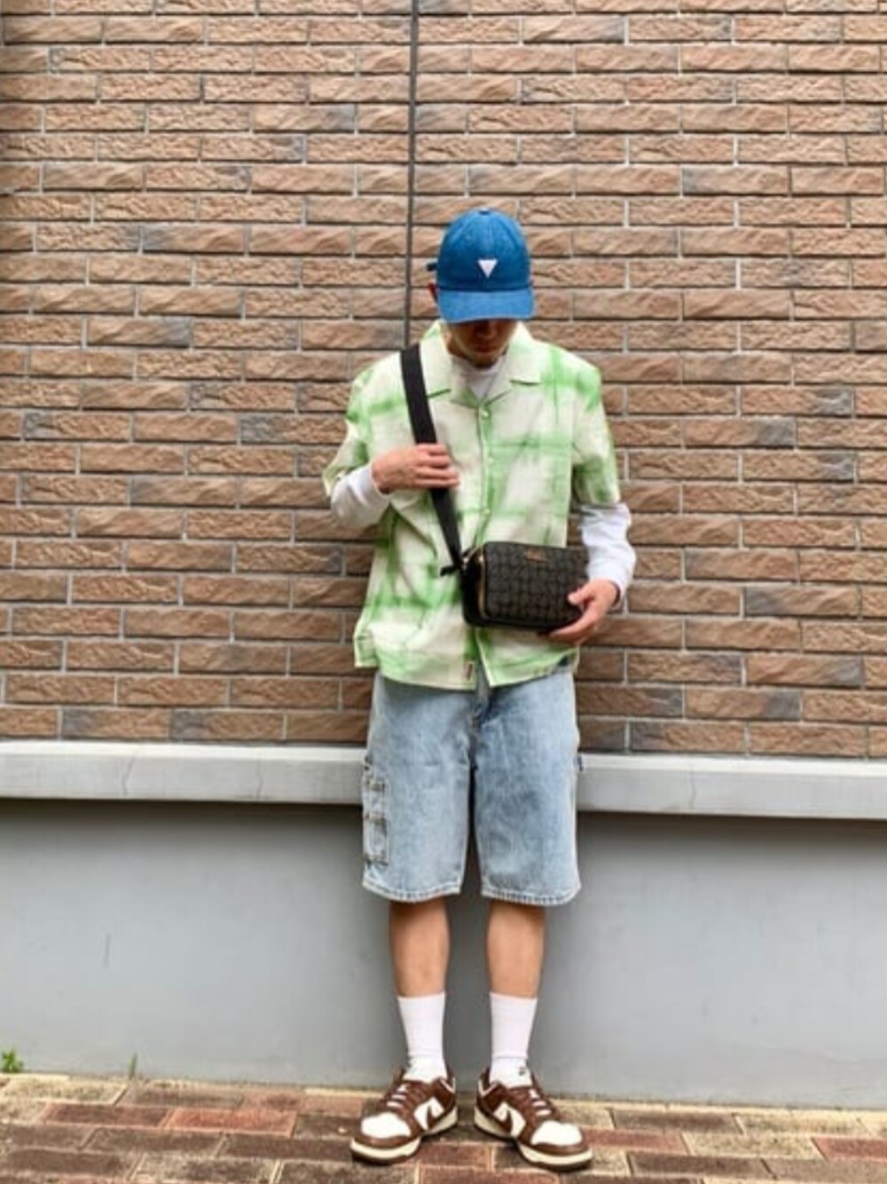 「guess、夏コーデ、カーペンターパンツ」｜「GuessのGUESS Originals Kit Carpenter Short（デニムパンツ、ブルー系）」を使った、GUESS JAPANさん（メンズ・173cm）の春コーディネートの1枚目の写真