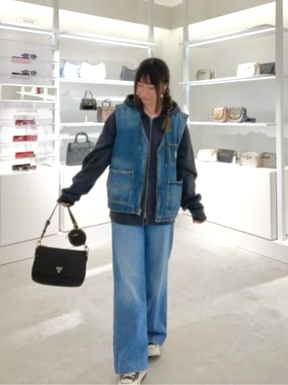 「GUESS、春コーデ、デニムベスト」｜「GuessのECO GEMMA Top Zip Shoulder Bag（ショルダーバッグ、ブラック系）」を使った、GUESS JAPANさん（レディース・162cm）の春コーディネートの1枚目の写真