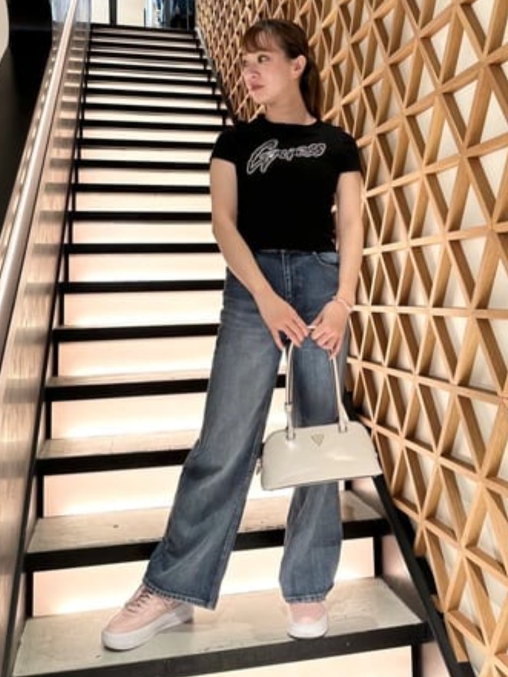 「guess、GUESS、モノトーン、モノトーンコーデ、ロゴT、ワイドデニム、脚長効果、ハンドバッグ、カジュアル、きれいめカジュアル」｜「GuessのARNELA Shoulder Satchel サッチェル（ショルダーバッグ、ホワイト系）」を使った、GUESS JAPANさん（レディース・161cm）の春コーディネートの1枚目の写真