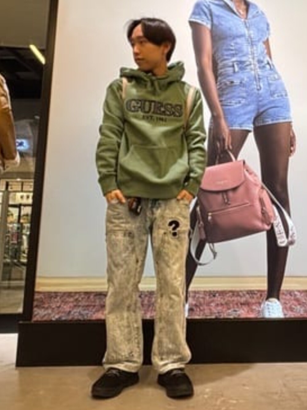 ベージュ系のバックパック/リュック、グリーン系のパーカーを着用したメンズの冬コーディネートの1枚目の写真