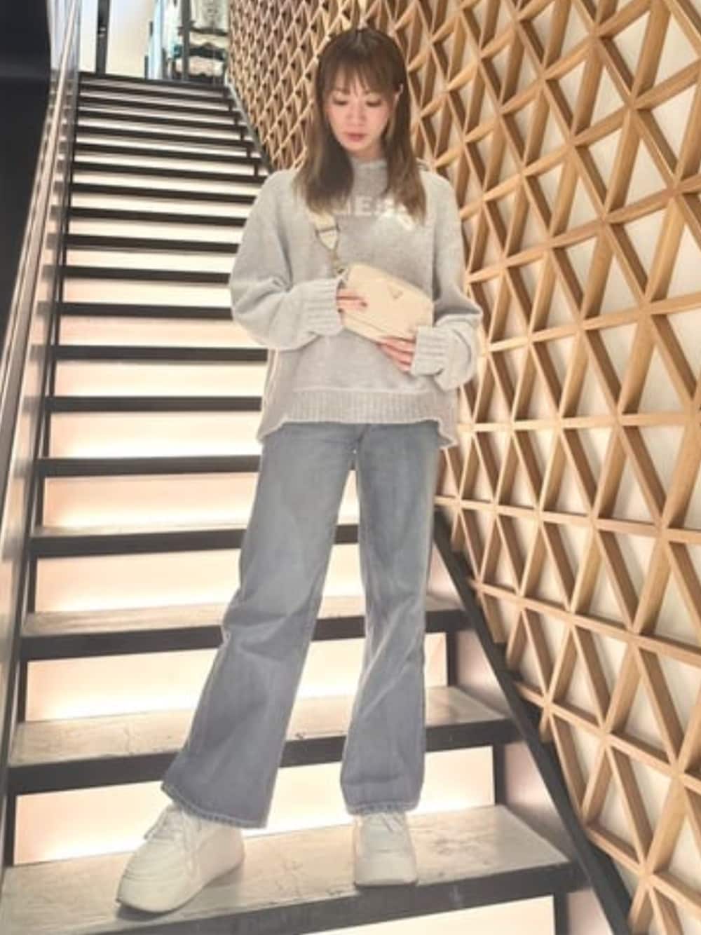 「guess、GUESS、ロゴパーカー、パーカー、パーカーコーデ、パーカー グレー、カジュアル、カジュアルコーデ、デニム、デニムパンツ」｜「GuessのECO GEMMA Crossbody Camera クロスボディバッグ レディース（ショルダーバッグ、ベージュ系）」を使った、GUESS JAPANさん（レディース・161cm）の春コーディネートの1枚目の写真