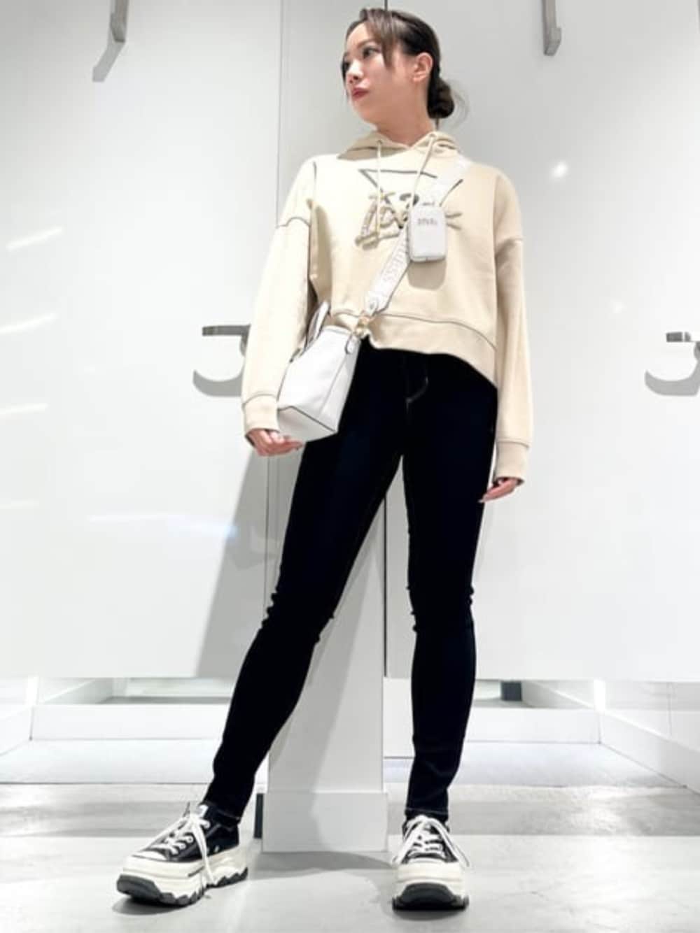 「guess、GUESS、ロゴ、ロゴパーカー、パーカー、パーカーコーデ、スキニーデニム、スキニー、春コーデ、春、カジュアル、カジュアルコーデ、バッグ、ミニトート」｜「GuessのLATONA Mini Tote（トートバッグ、ホワイト系）」を使った、GUESS JAPANさん（レディース・161cm）の春コーディネートの1枚目の写真