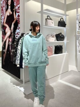 「Guess（ゲス）のアイテム（スウェットパンツ）」を使った、GUESS JAPANさん（レディース・162cm）の秋コーディネート