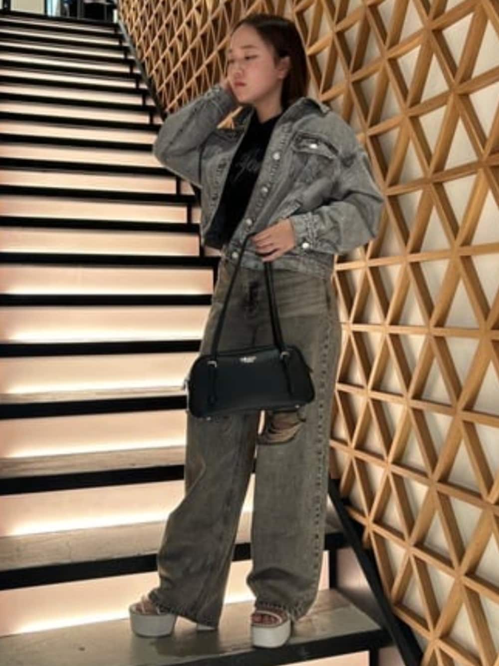 グレー系のデニムジャケット、グレー系のデニムパンツ、ブラック系のTシャツ/カットソーを着用したレディースの夏コーディネートの1枚目の写真