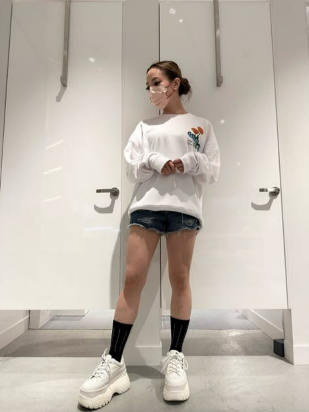 ブルー系のデニムパンツ、ホワイト系のスウェット、ブラック系のソックス/靴下を着用したレディースの春コーディネートの1枚目の写真