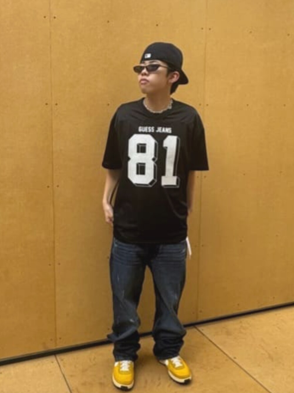 ブラック系のTシャツ/カットソー、ブルー系のデニムパンツを着用したメンズの夏コーディネートの1枚目の写真