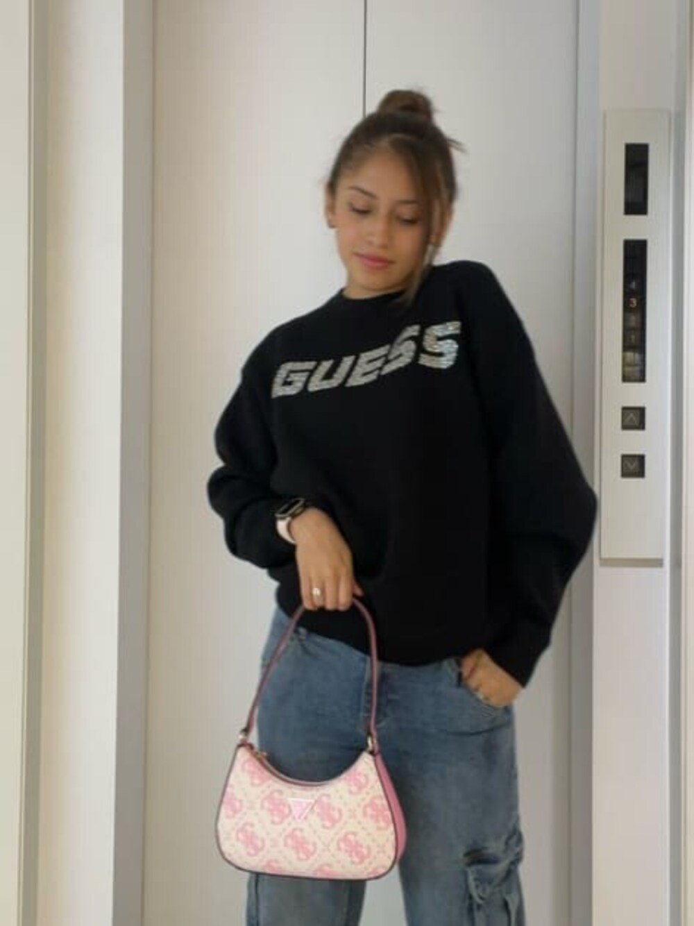 「guess、GUESS、ロゴスウェット、ハンドバッグ、ボンディング」｜「GuessのCECILIA Cn Sweatshirt スウェット レディース（スウェット、ブラック系）」を使った、GUESS JAPANさん（レディース・161cm）の秋コーディネートの1枚目の写真