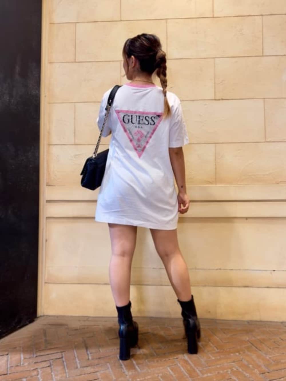 ホワイト系のTシャツ/カットソー、ブラック系のショルダーバッグを着用したレディースの春コーディネートの1枚目の写真