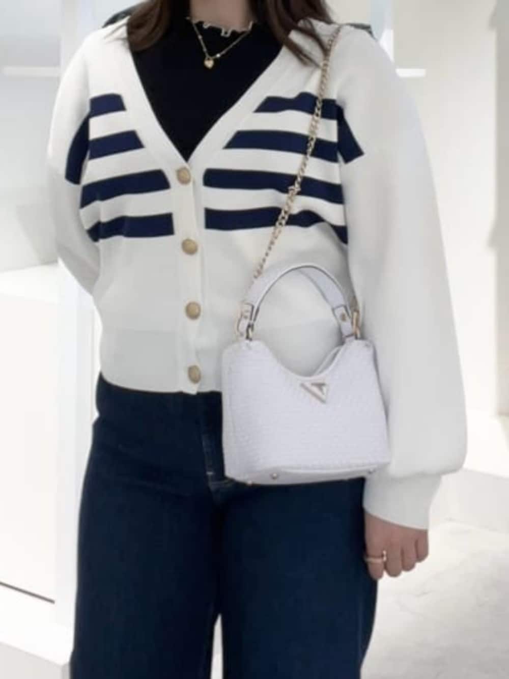 「guess、デニムパンツ、ストレッチデニム、デニムコーデ、2WAYﾊﾞｯｸﾞ、春夏コーデ」｜「GuessのETEL Woven Mini Shoulder Bag ハンドバッグ ショルダーバッグ レディース（ハンドバッグ、ホワイト系）」を使った、GUESS JAPANさん（レディース・155cm）の春コーディネートの1枚目の写真