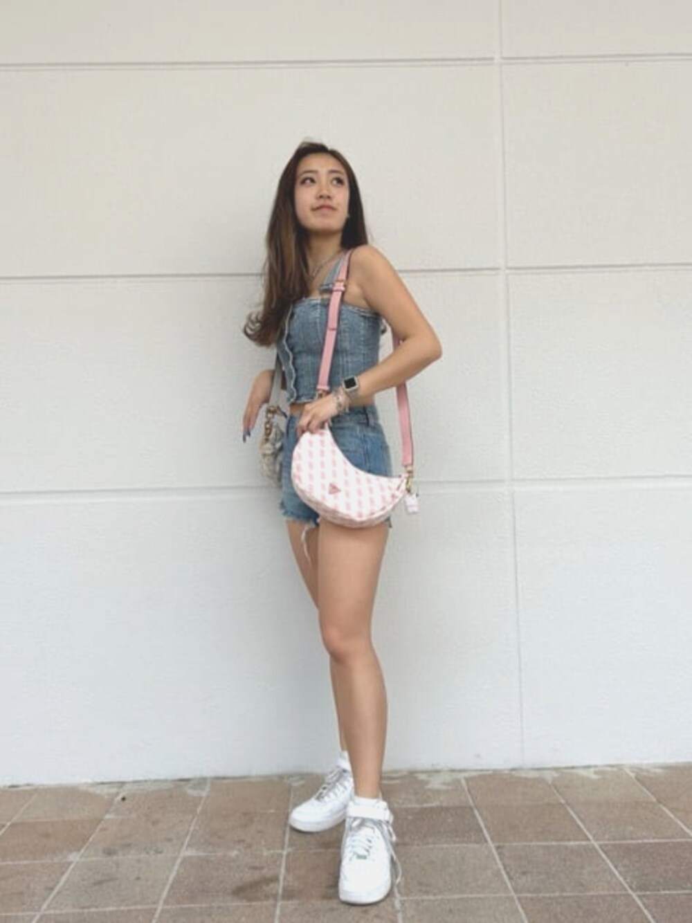 ブルー系のデニムパンツ、ブルー系のその他トップス、ピンク系のショルダーバッグを着用したレディースの夏コーディネートの1枚目の写真