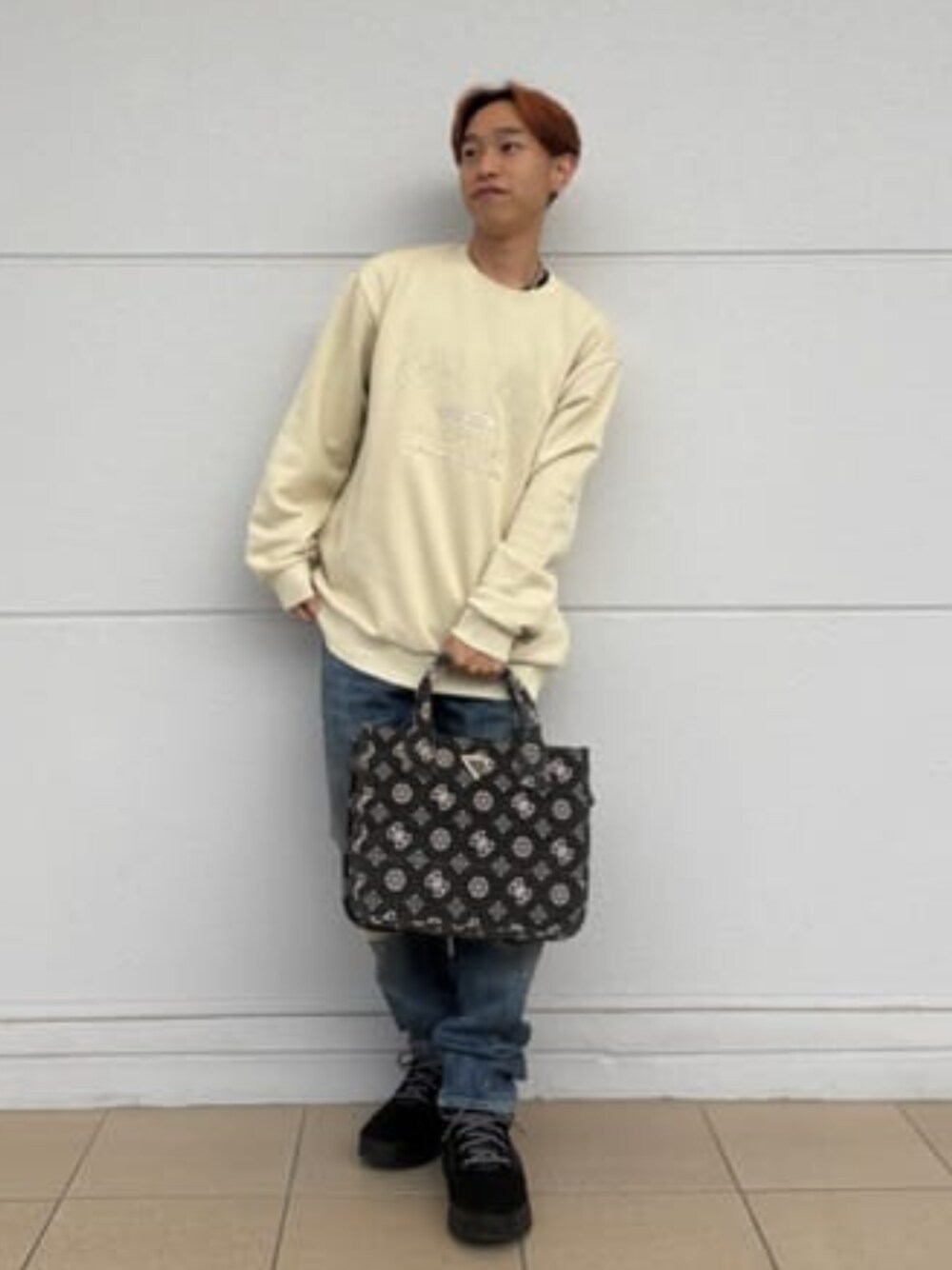 「guess、GUESS、カジュアル、カジュアルコーデ、ロゴスウェット」｜「GuessのLettering Embroidery Sweatshirt（スウェット、ベージュ系）」を使った、GUESS JAPANさん（メンズ・158cm）の冬コーディネートの1枚目の写真