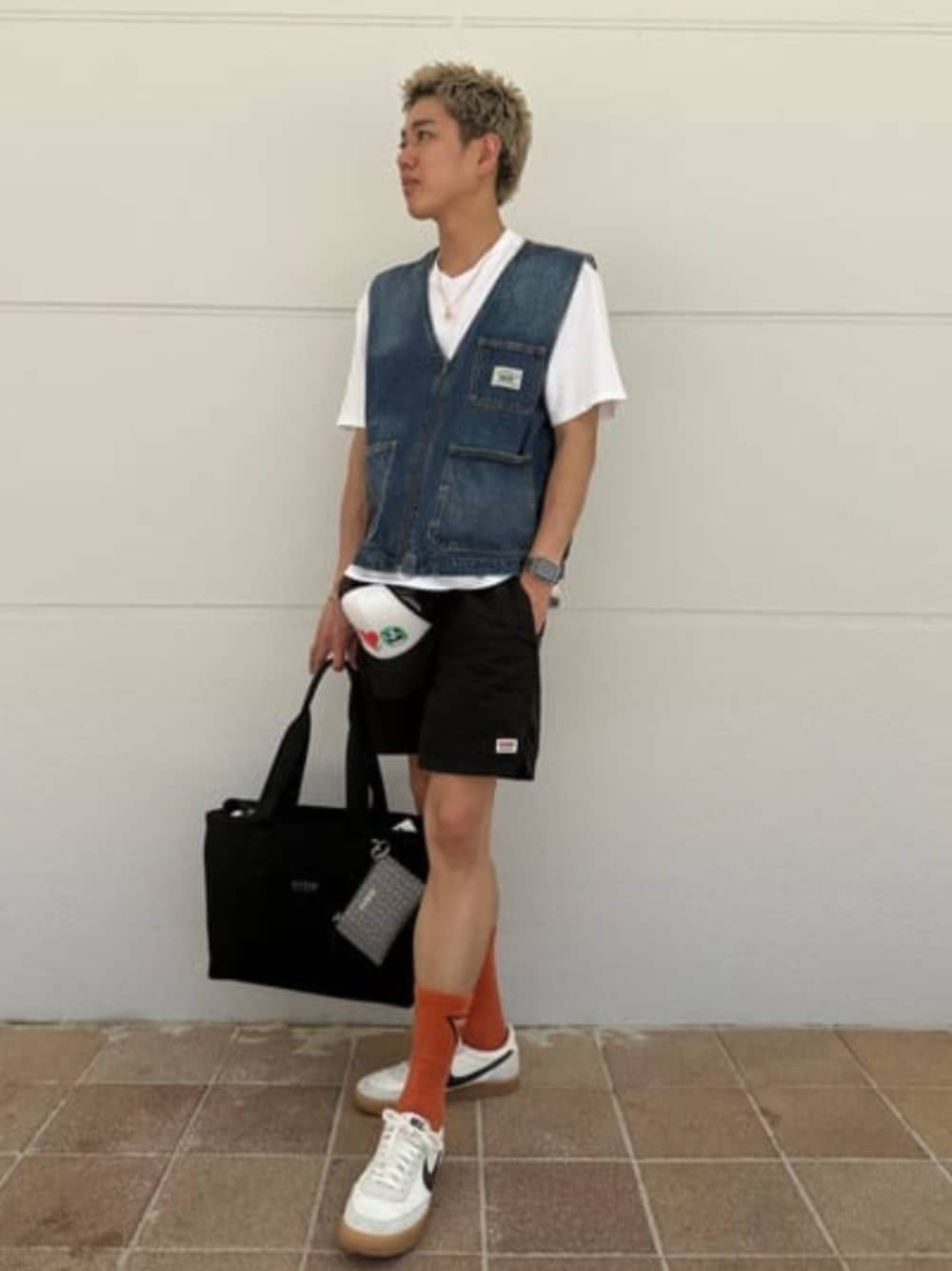 「guess、GUESS Originals、夏コーデ、デニムベスト、ハーフパンツ」｜「GuessのGUESS Originals Earth Day Love Trucker Hat（ハット、ブラック系）」を使った、GUESS JAPANさん（メンズ・174cm）の夏コーディネートの1枚目の写真