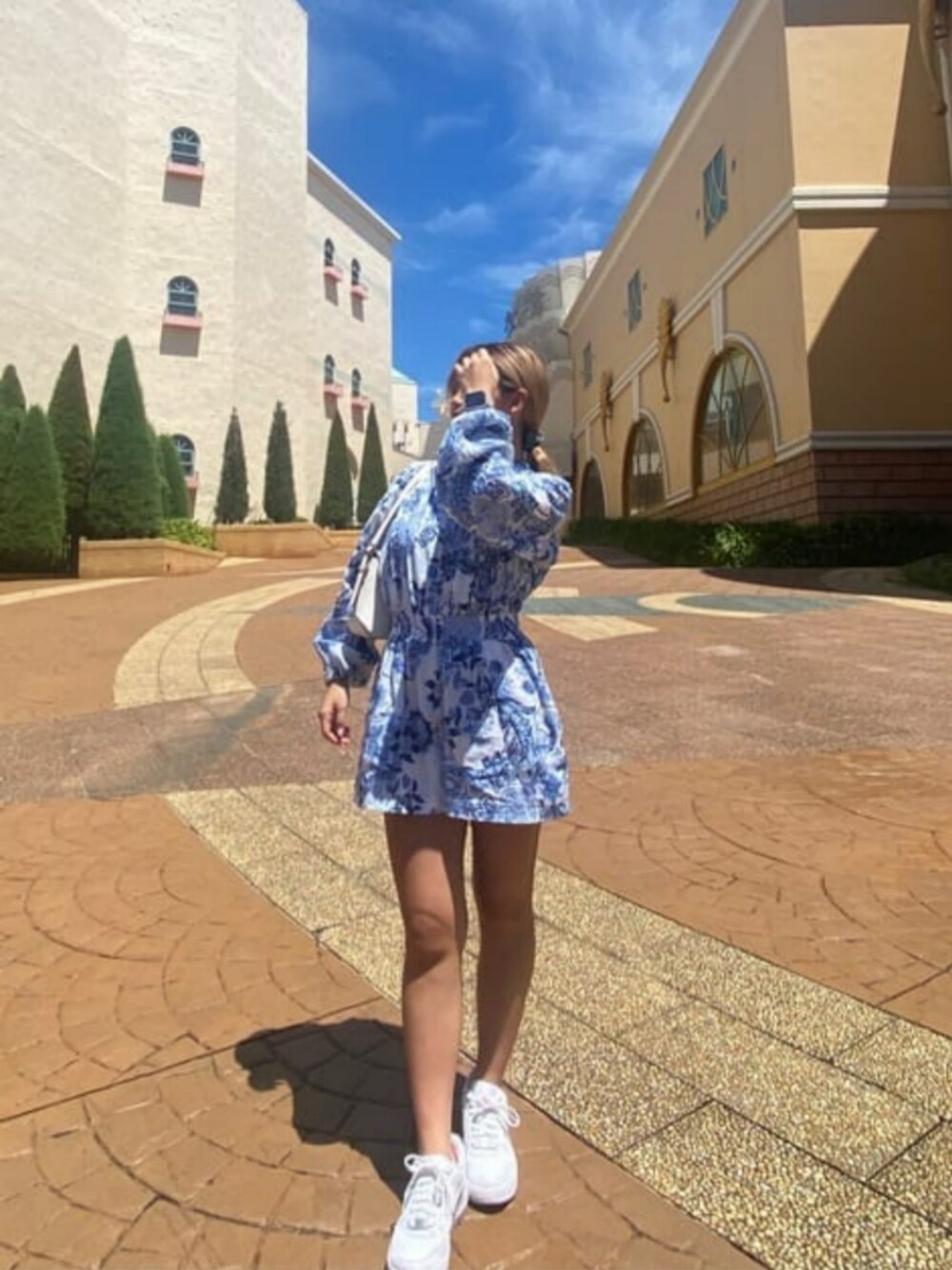 ホワイト系のショルダーバッグ、ブルー系のつなぎ/オールインワンを着用したレディースの秋コーディネートの1枚目の写真