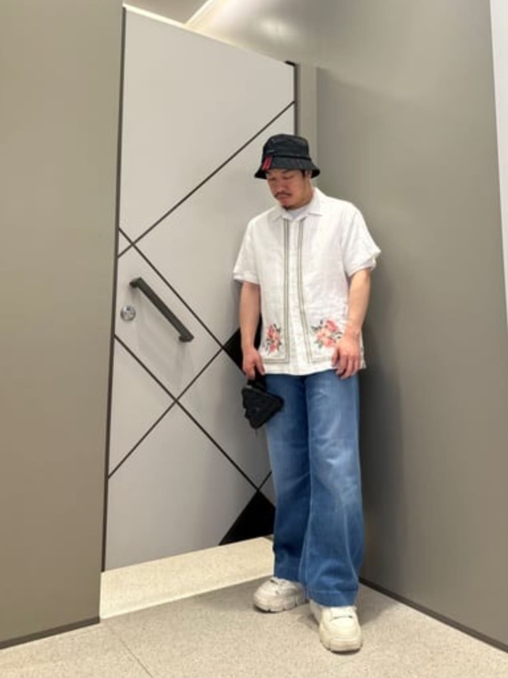 「休日スタイル、きれいめカジュアル、夏コーデ、お出かけコーデ、GUESS、オトナカジュアル、メンズファッション」｜「GuessのMEN'S S/Slv Tee Shirt 半袖 Tシャツ（Tシャツ/カットソー、ホワイト系）」を使った、GUESS JAPANさん（メンズ・167cm）の夏コーディネートの1枚目の写真