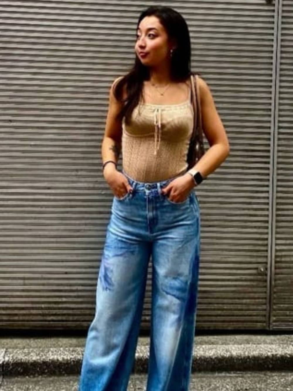 「guess、GUESS、キャミソール、ワイドデニム、フェスコーデ、フェススタイル、お出かけコーデ、ヘルシー、ヘルシーコーデ、夏コーデ、夏」｜「GuessのARNELA Shoulder Satchel ショルダーバッグ サッチェル（ショルダーバッグ、グレー系）」を使った、GUESS JAPANさん（レディース・162cm）の春コーディネートの1枚目の写真
