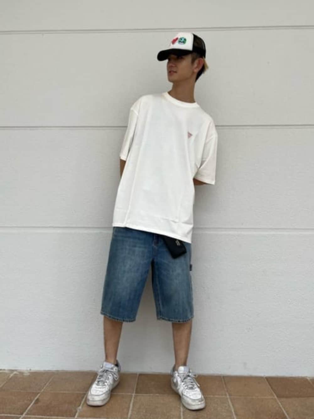 「GUESS、guess、y2k、ストリート、ハーフパンツ、夏コーデ」｜「GuessのGUESS Originals Earth Day Love Trucker Hat（ハット、ブラック系）」を使った、GUESS JAPANさん（メンズ・180cm）の夏コーディネートの1枚目の写真