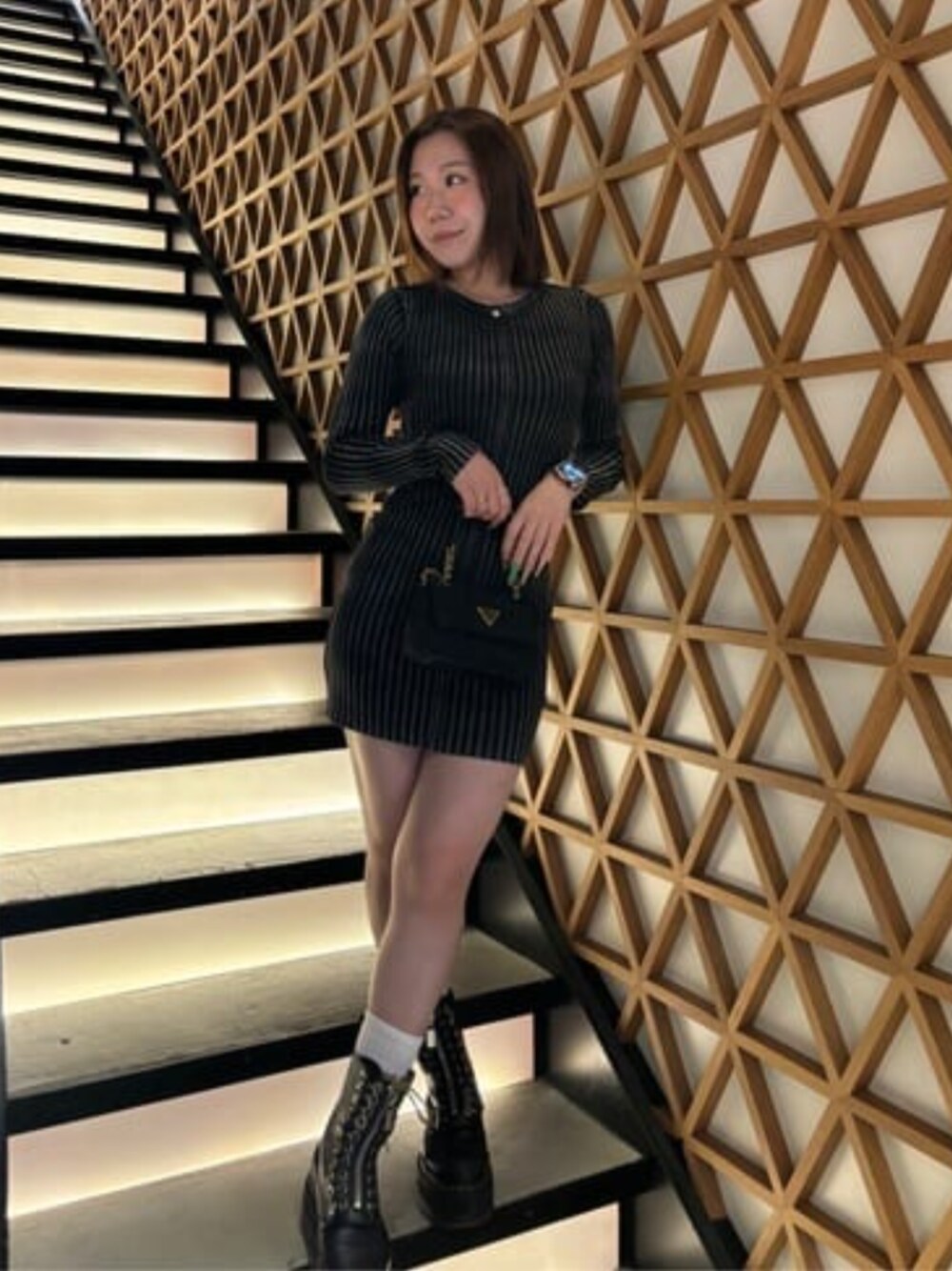 「guess、GUESS、GUESS Originals、ワンピース」｜「GuessのGIULLY Mini Convertible Crossbody Flap（ショルダーバッグ、ブラック系）」を使った、GUESS JAPANさん（レディース・155cm）の冬コーディネートの1枚目の写真
