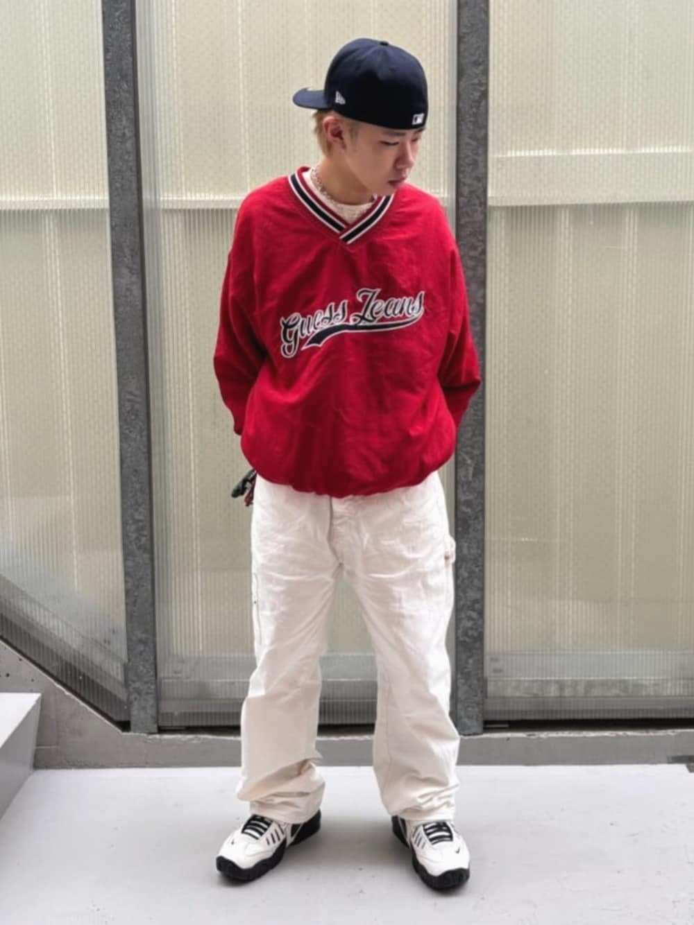 レッド系のその他トップス、ホワイト系のスウェット、ホワイト系のカーゴパンツを着用したメンズの秋コーディネートの1枚目の写真