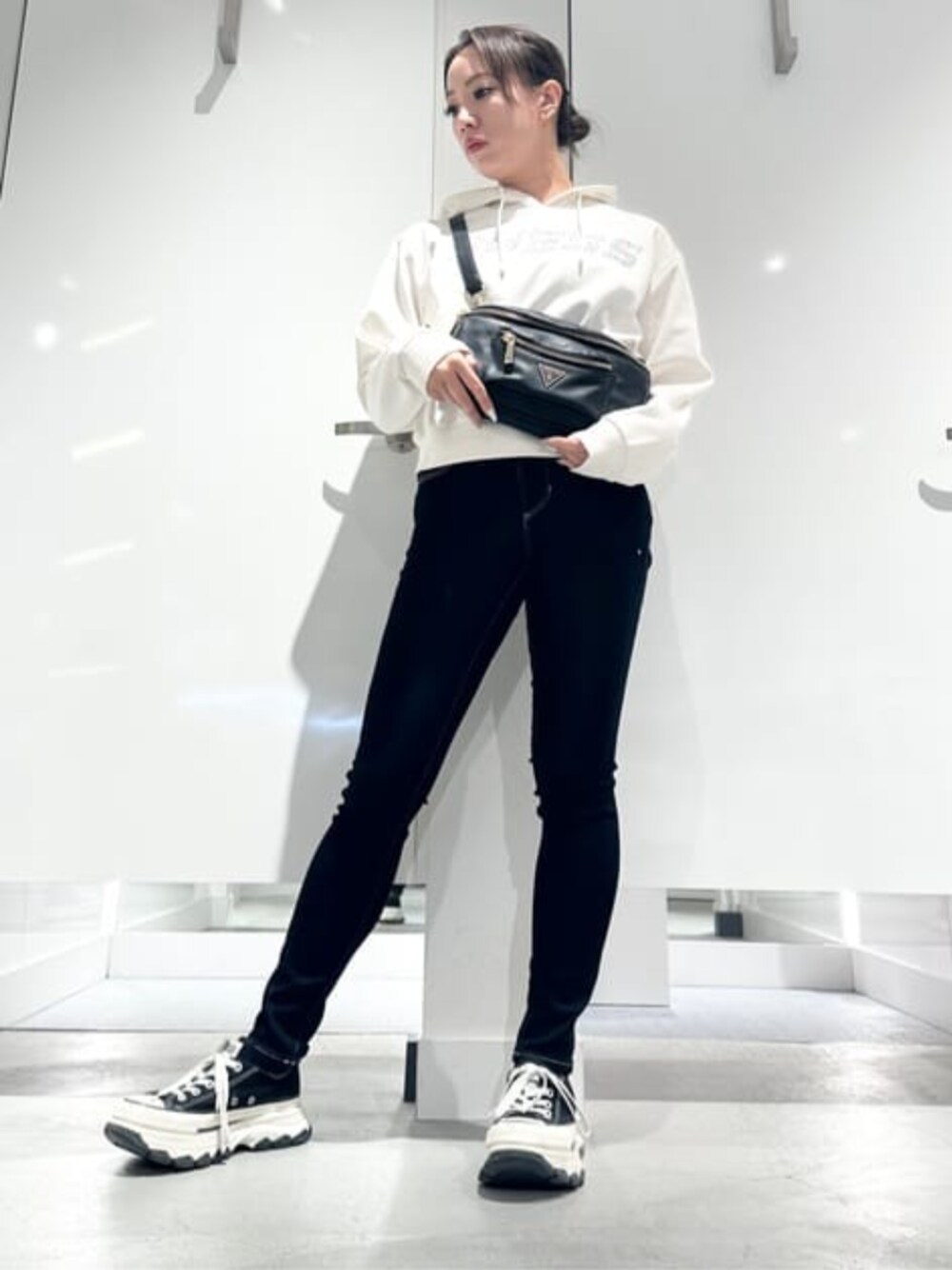 「guess、GUESS、パーカー、パーカーコーデ、ロゴパーカー、カジュアル、カジュアルコーデ、スキニーデニム、スキニー」｜「GuessのMANHATTAN Belt Bag（ボディバッグ/ウエストポーチ、ブラック系）」を使った、GUESS JAPANさん（レディース・161cm）の春コーディネートの1枚目の写真