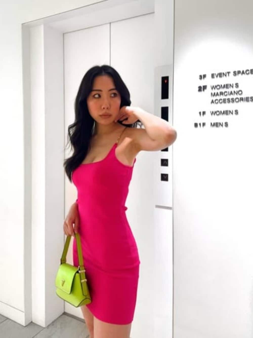 グリーン系のショルダーバッグ、ピンク系のドレスを着用したレディースの夏コーディネートの1枚目の写真