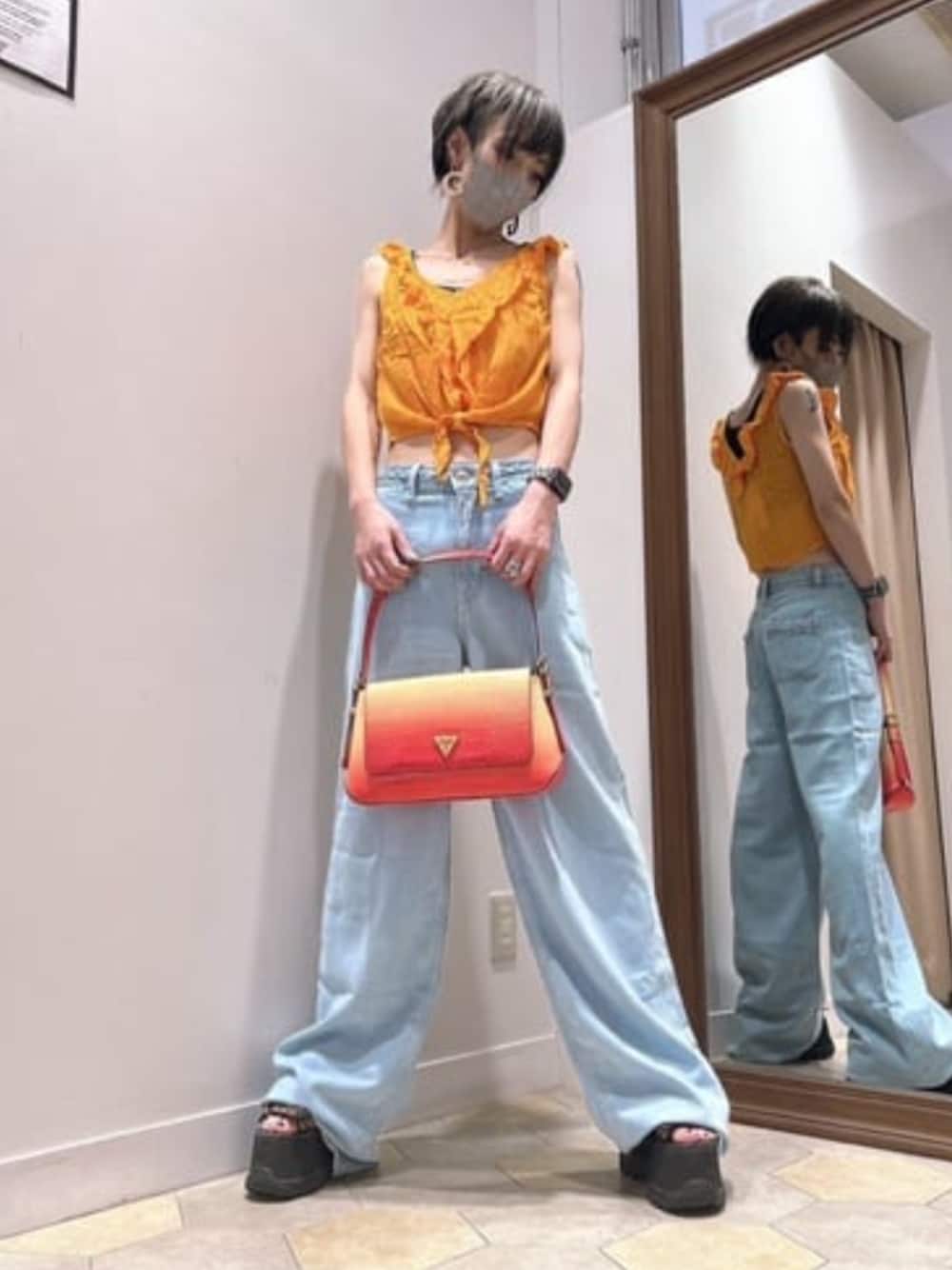 「GUESS、オトナ女子、大人女子、カジュアル、大人カジュアル、夏コーデ、夏服」｜「GuessのTEONY RUFFLED CROP TOP（タンクトップ、オレンジ系）」を使った、GUESS JAPANさん（レディース・159cm）の夏コーディネートの1枚目の写真